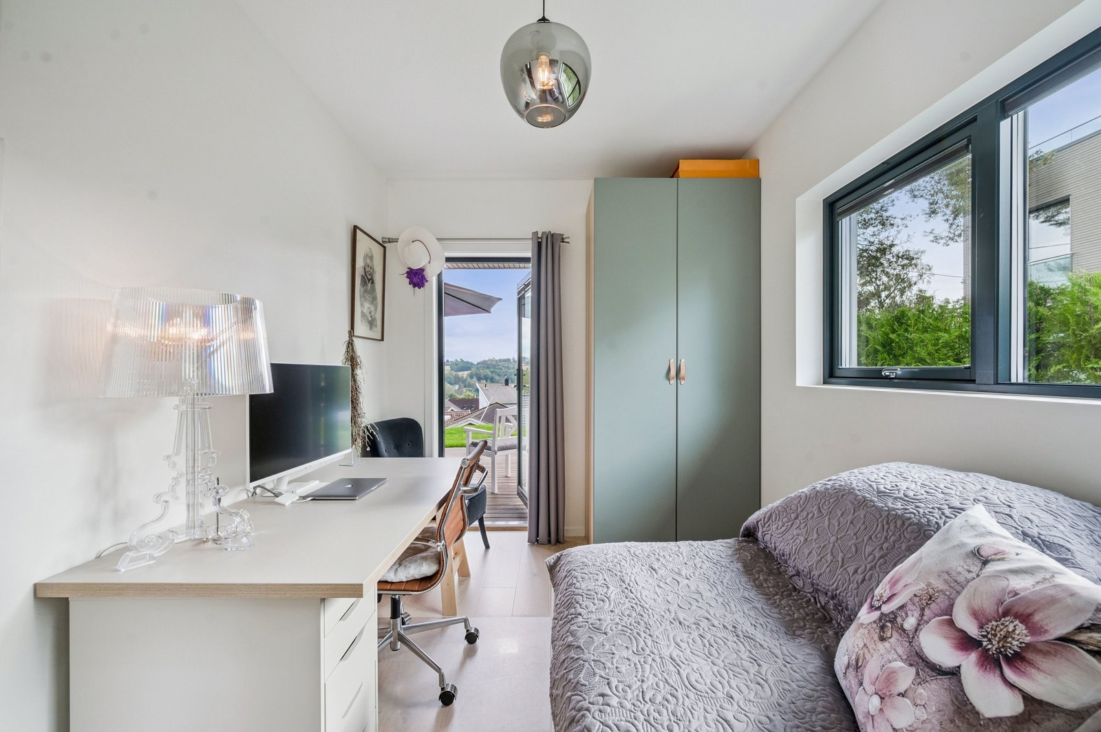 Flott soverom med glassdør som fører ut til terrasse (23m2), med naturskjønn utsikt, gir rommet rikelig med lys. Spesialtilpassede plisségardiner på vinduer/dør (fra Norgesmarkiser). Galleribilde