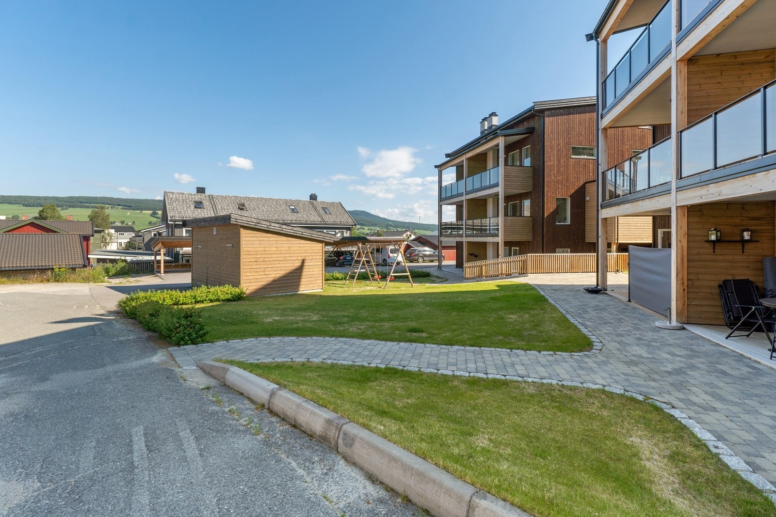 Fellesområdene er pent opparbeidet med plen og beplantning. Galleribilde