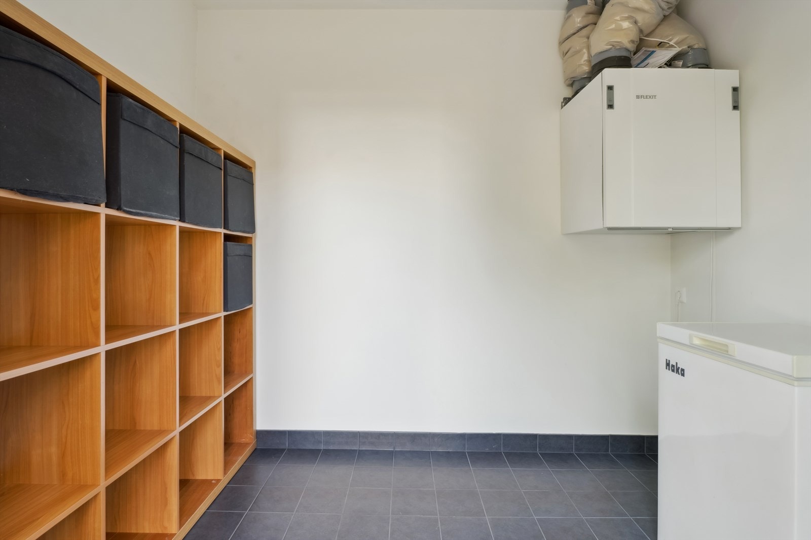 Boligen har en utvendig, oppvarmet bod på 5 m² med aggregat for balansert ventilasjon. Galleribilde