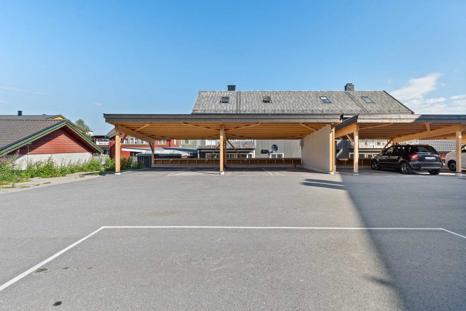 Det medfølger en fast parkeringsplass i felles carportanlegg. Galleribilde