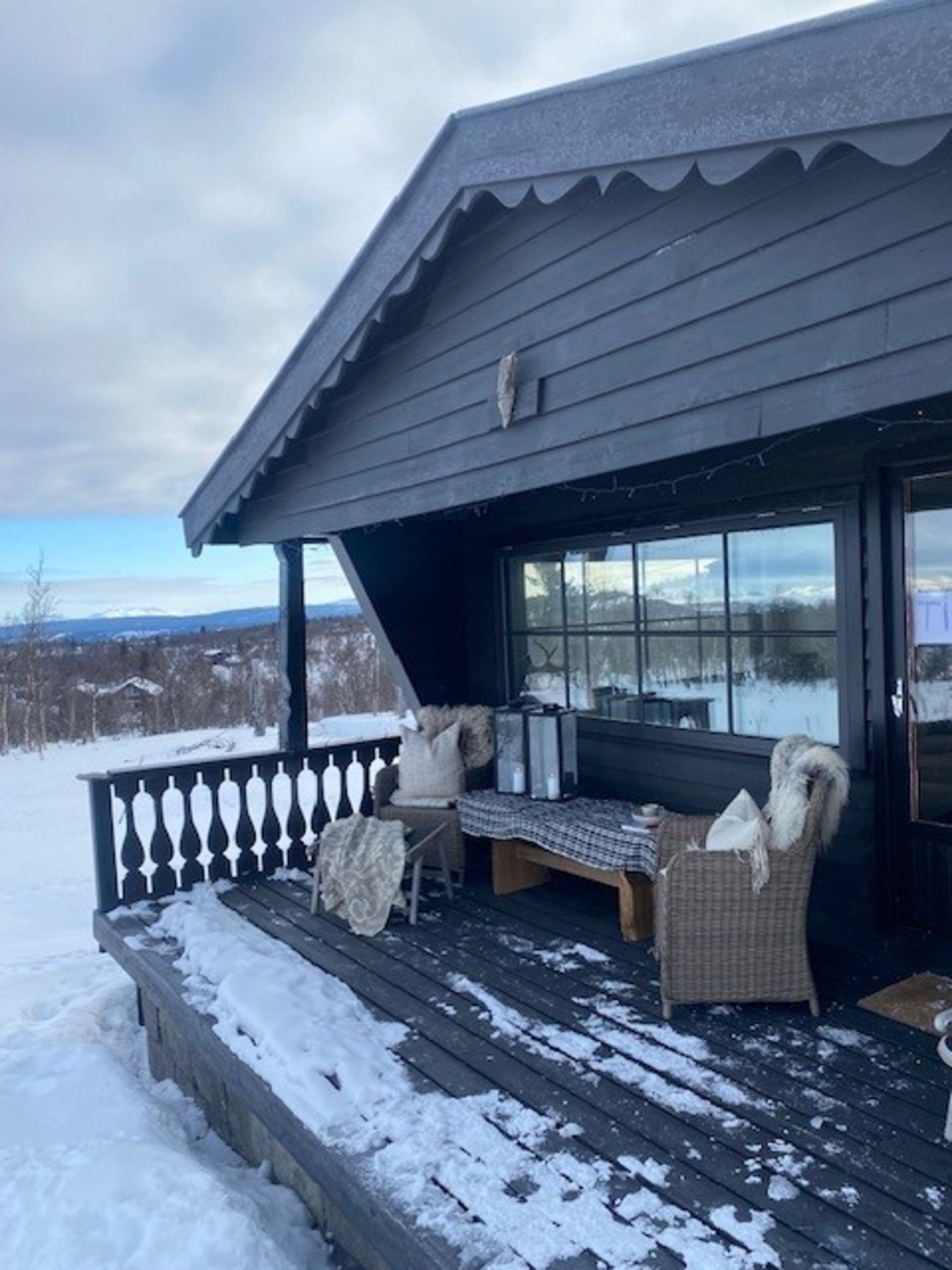 Terrassen som har utgang ved stua, er også overbygd, noe som gjør dette til et yndet sted å nyte utelivet og den flotte utsikten hele året. Galleribilde