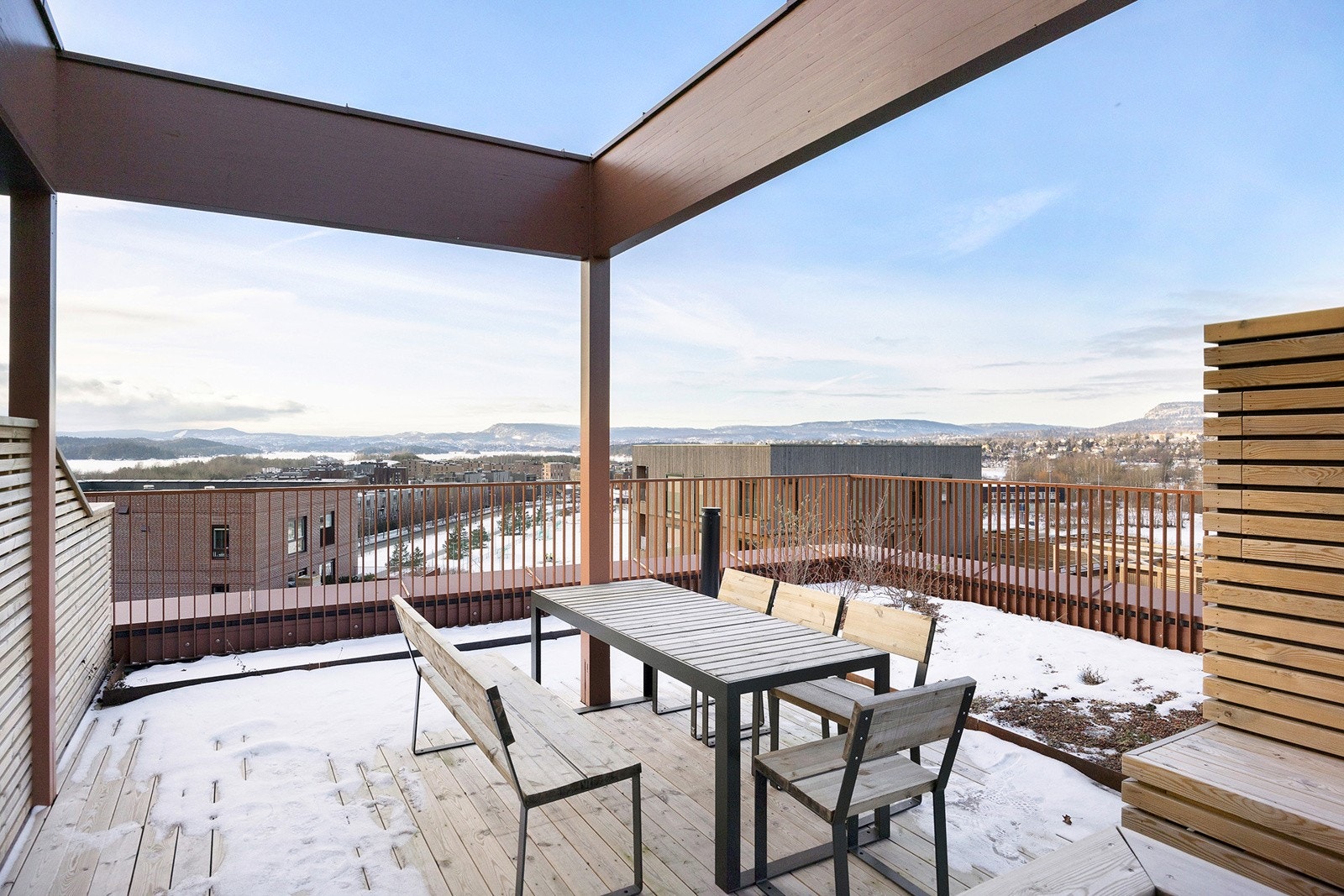 Det er felles takterrasse tilknyttet direkte opp fra Nansenløkka 8. Galleribilde