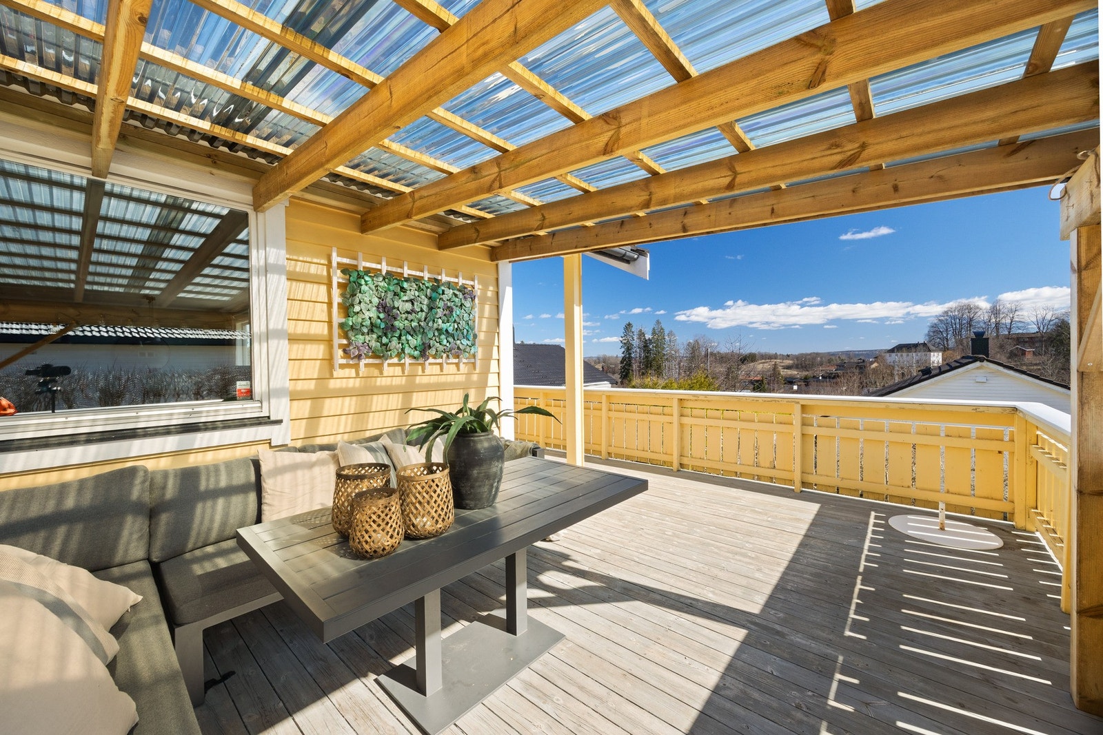 På syd-/sydvestsiden av verandaen er det bygget en ny (2024) pergola som gir fin skjerming for sol og regn samt en levegg og hekker som hindrer innsyn. Galleribilde