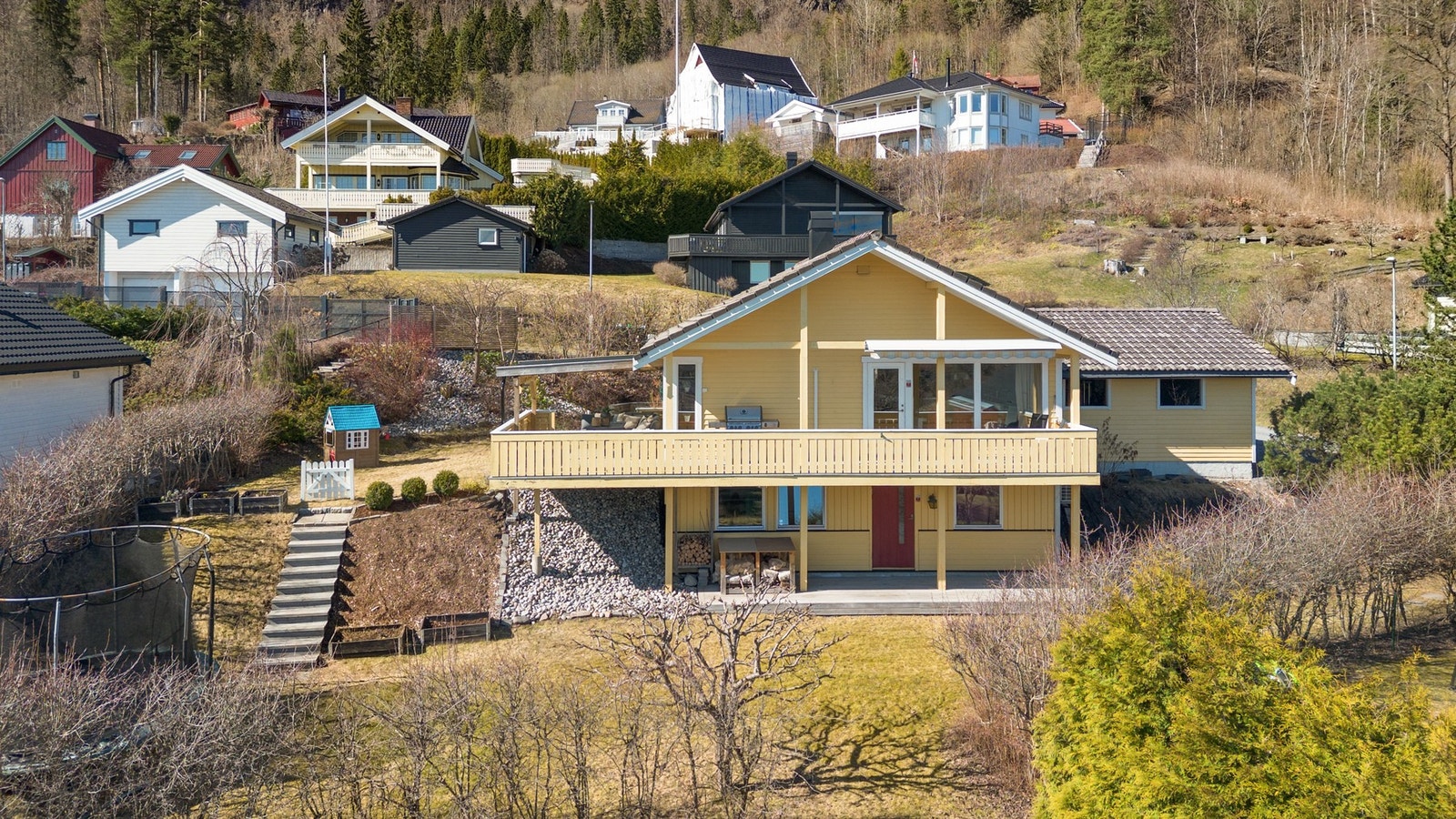Huset ligger skjermet og barnevennlig i privat blindvei. På vår/sommer er hagen frodig og grønn med bl.a. epletre, bærbusker og kjøkkenhage. Galleribilde
