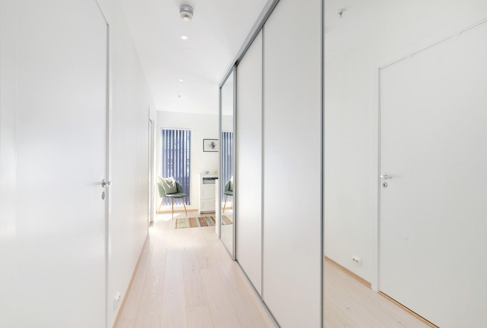 Gang/entrè med stor skyvedørsgarderobe til oppbevaring av ytterklær og sko. Galleribilde