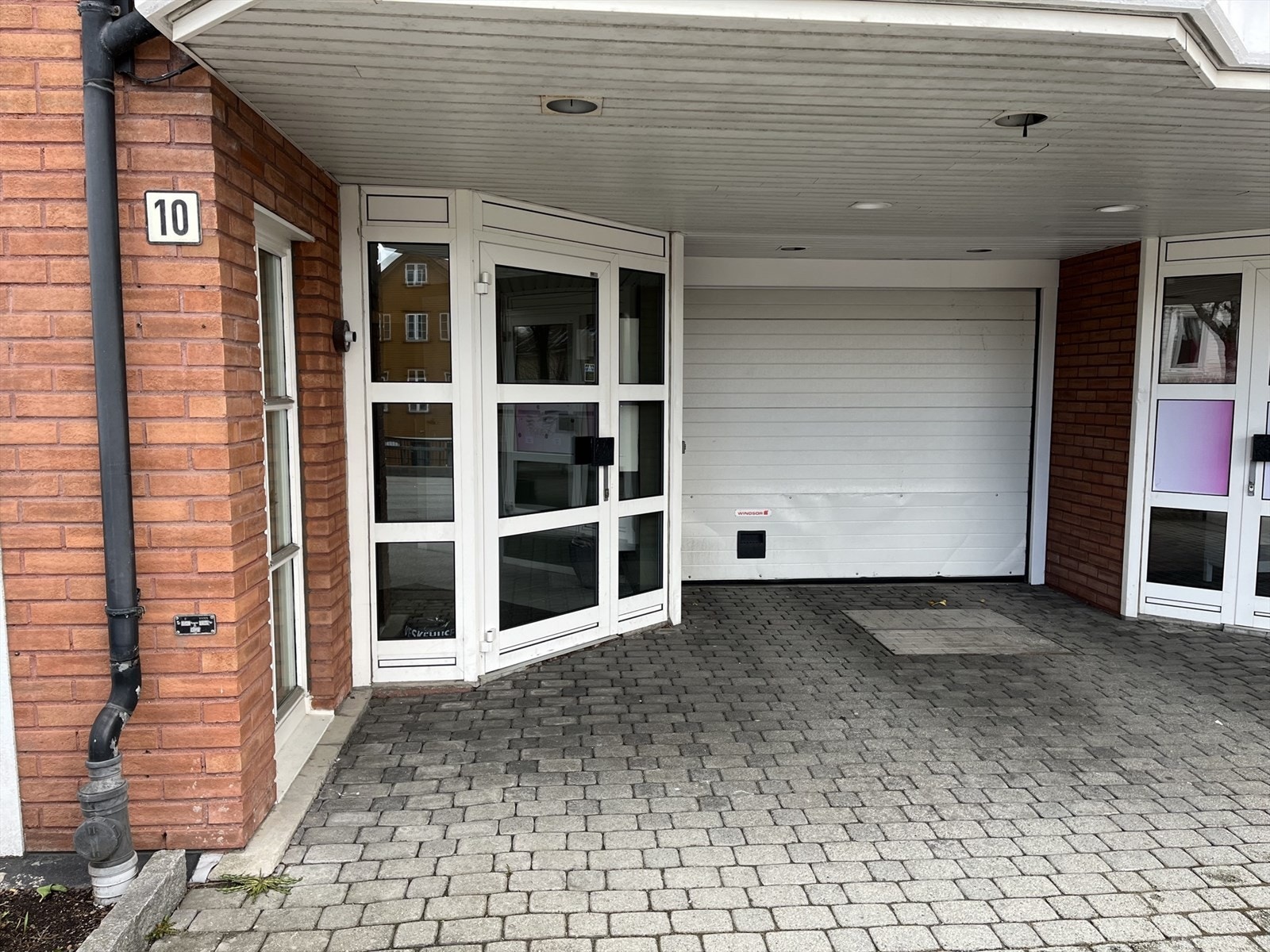Selger leier i dag en privat parkeringsplass i nabo-blokka. Denne leies i for kr 1500,- i mnd. Selger har fått bekreftet at ny eier kan fortsette leieavtalen om ønskelig. Galleribilde