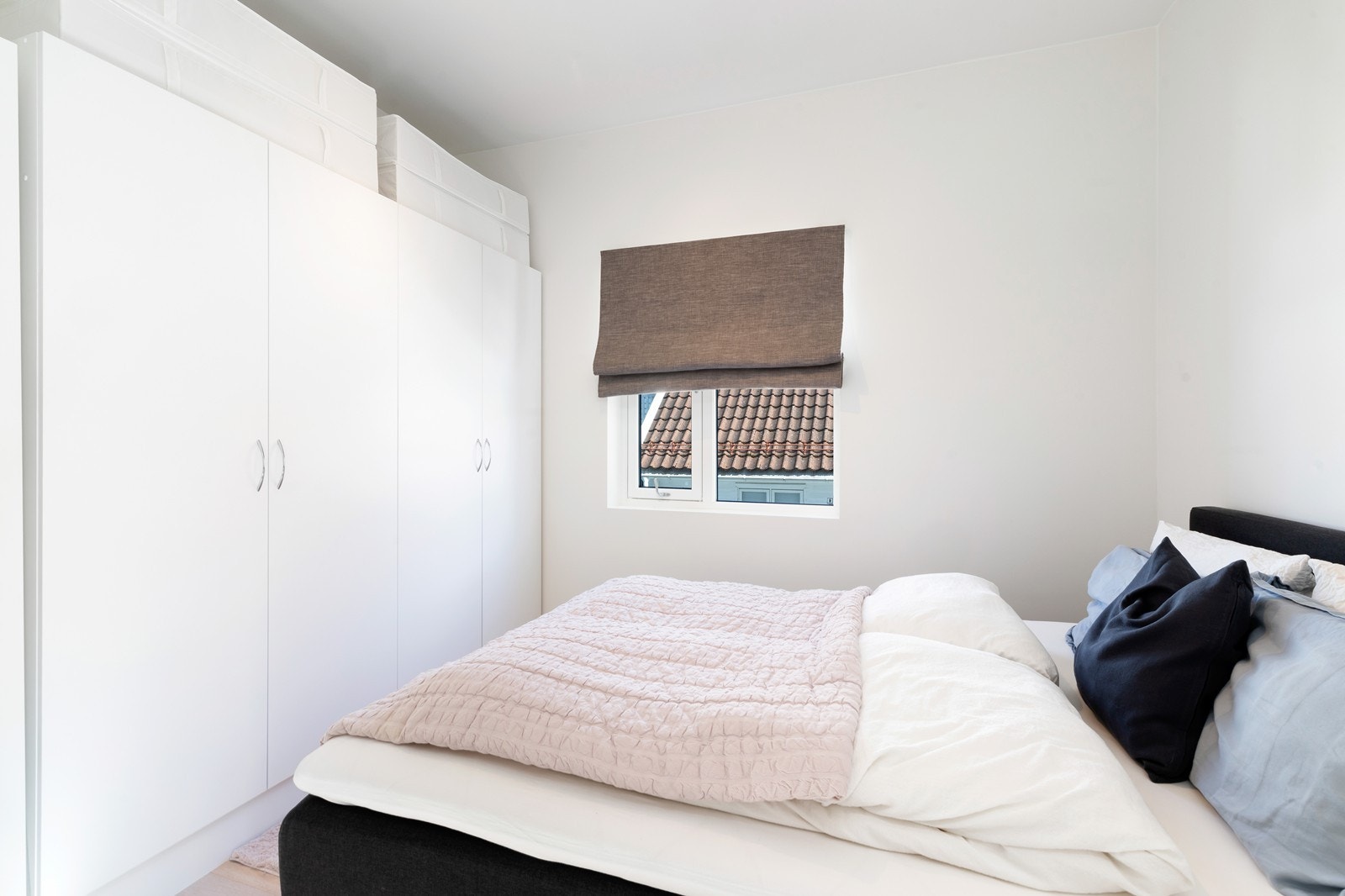Hovedsoverom med plass til dobbeltseng og klesskap. Galleribilde