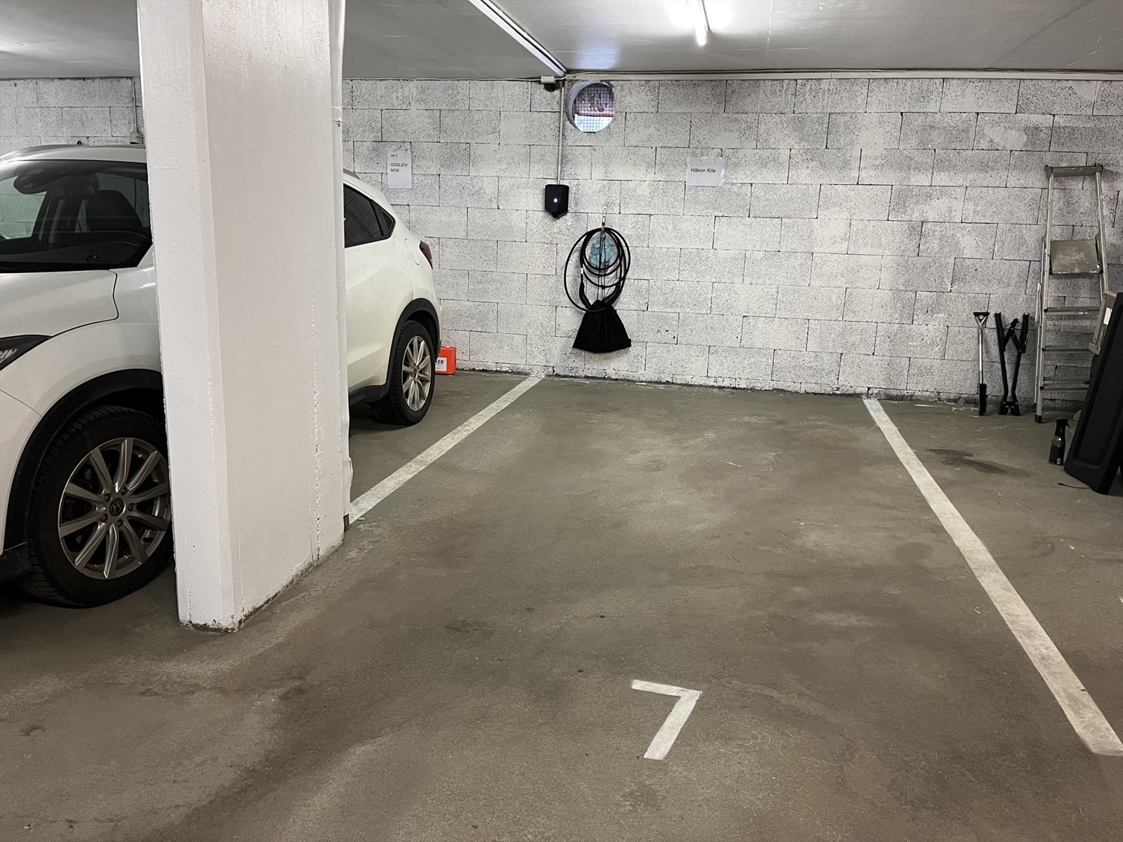 Selger leier i dag en privat parkeringsplass i nabo-blokka. Denne leies i for kr 1500,- i mnd. Selger har fått bekreftet at ny eier kan fortsette leieavtalen om ønskelig. Galleribilde