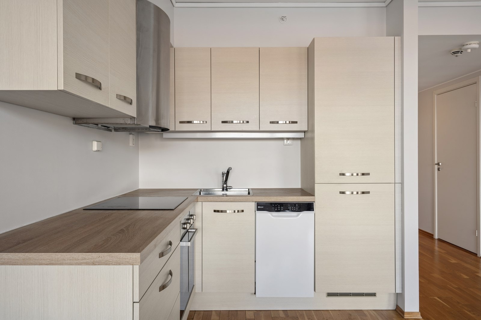 Kjøkkenet er utstyrt med platetopp, stekeovn, ventilator, kjøl/fryseskap og oppvaskmaskin. Galleribilde