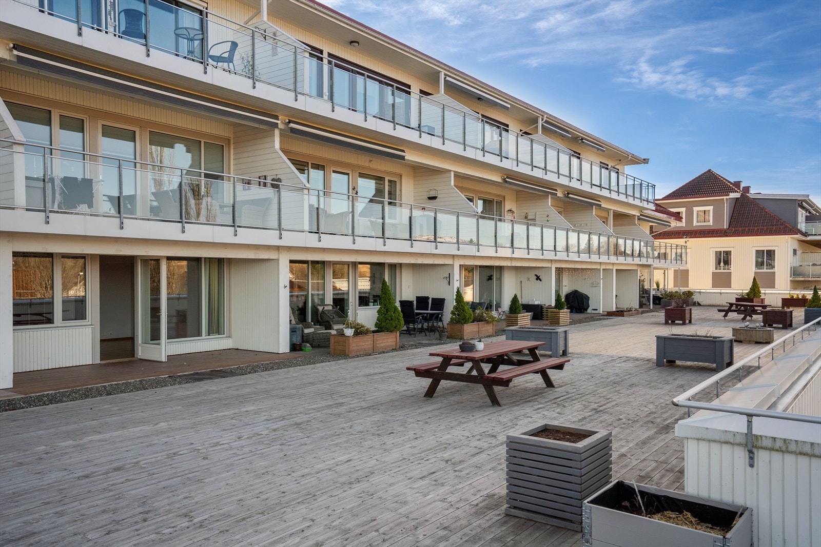Sameiet har en pent opparbeidet takterrasse med bl.a. beplantning og sittegrupper. Galleribilde