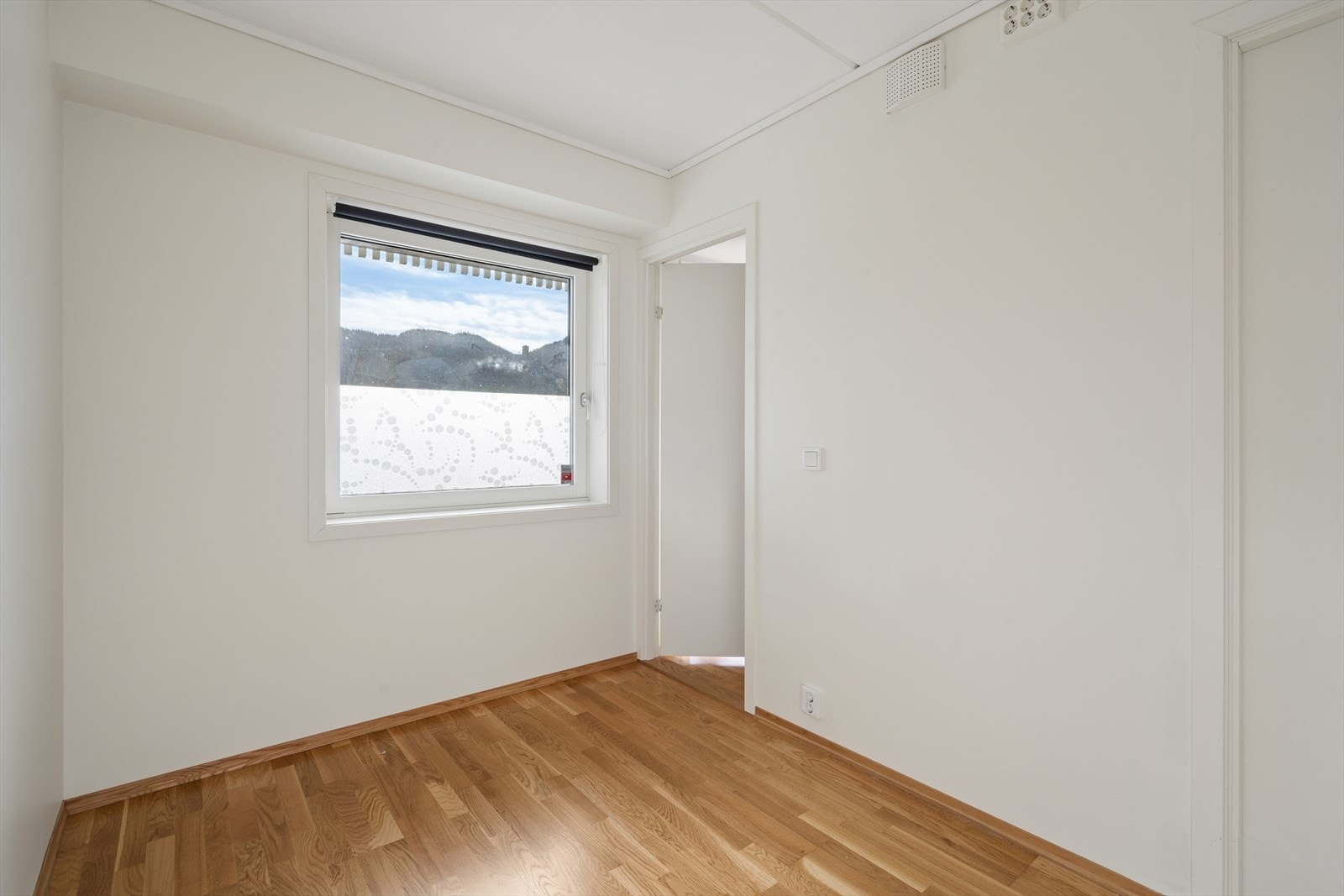 Romslig soverom på 7,8m² som vender ut mot svalgang. Galleribilde