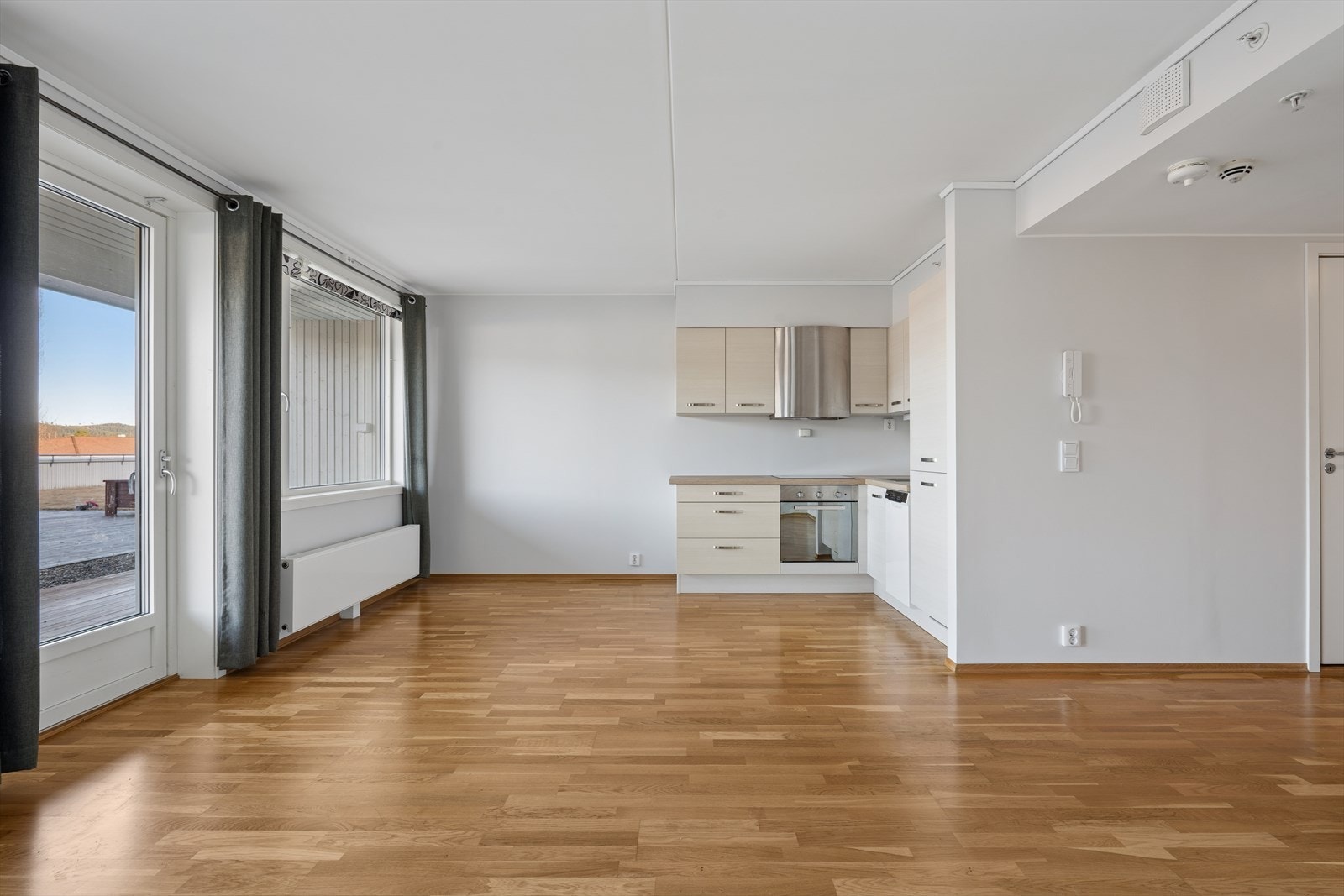 Den åpne stue/kjøkkenløsningen er på 24,5 m² og byr på plass til sofa og spisebord. Galleribilde