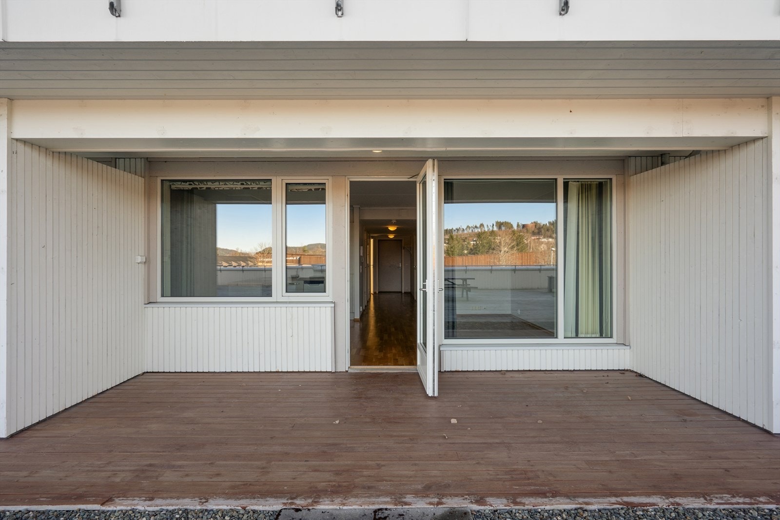 Uteplassen er hele 14m², her har du god plass for utemøblene. Galleribilde