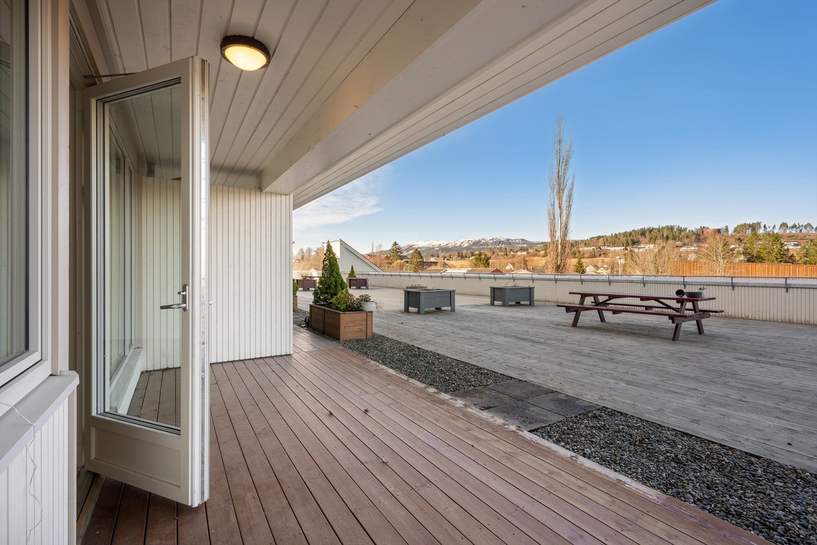 Fra stuen får du tilgang til romslig takoverbygd terrasse, samt. tilgang til felles takterrasse. Galleribilde