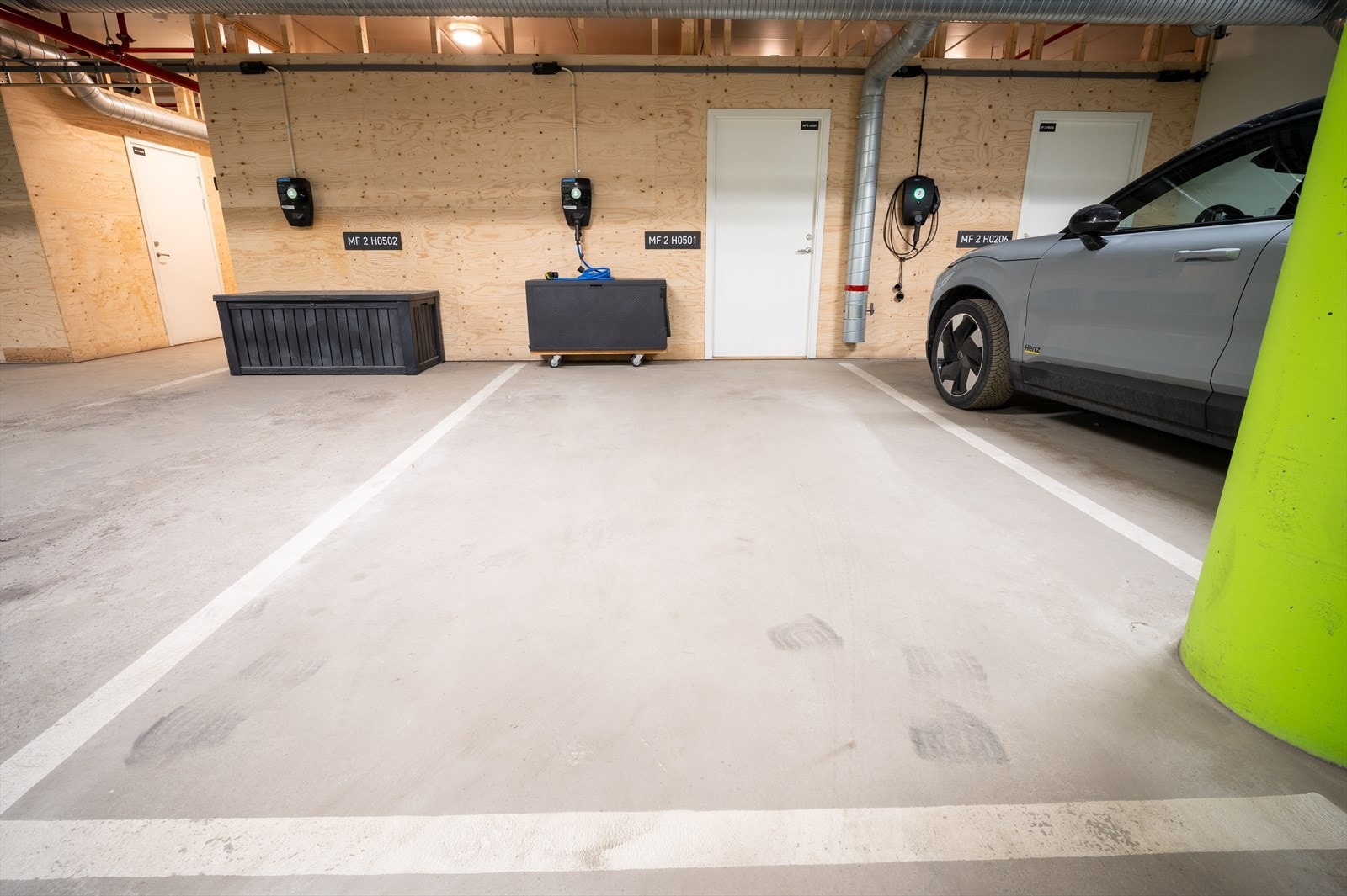 Det er installert El-billader som medfølger. En romslig bod i kjeller, tilknyttet parkeringsplassen. Galleribilde