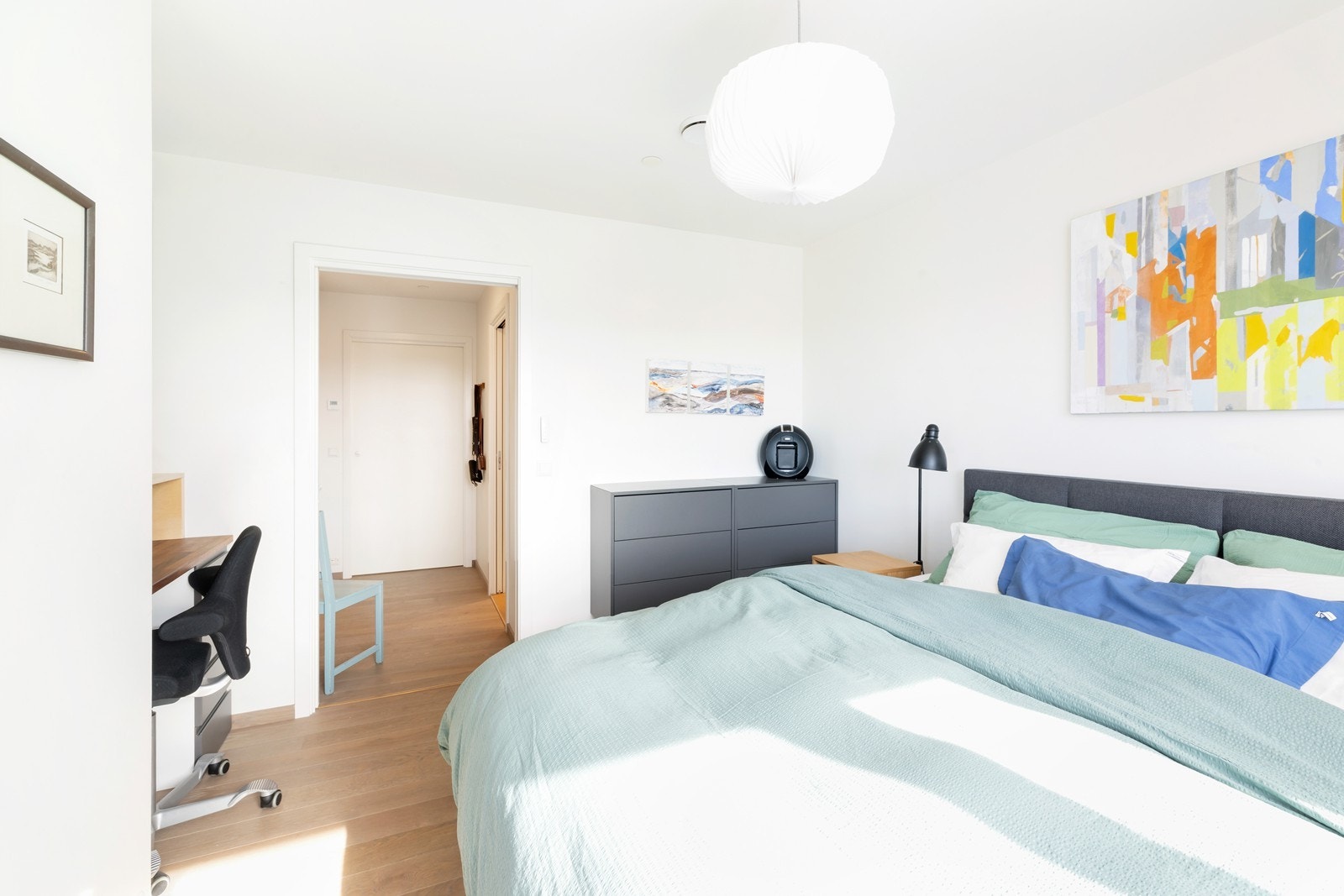 Mellomgangen ved bad og soverom er innredet som walk-in garderobe Galleribilde