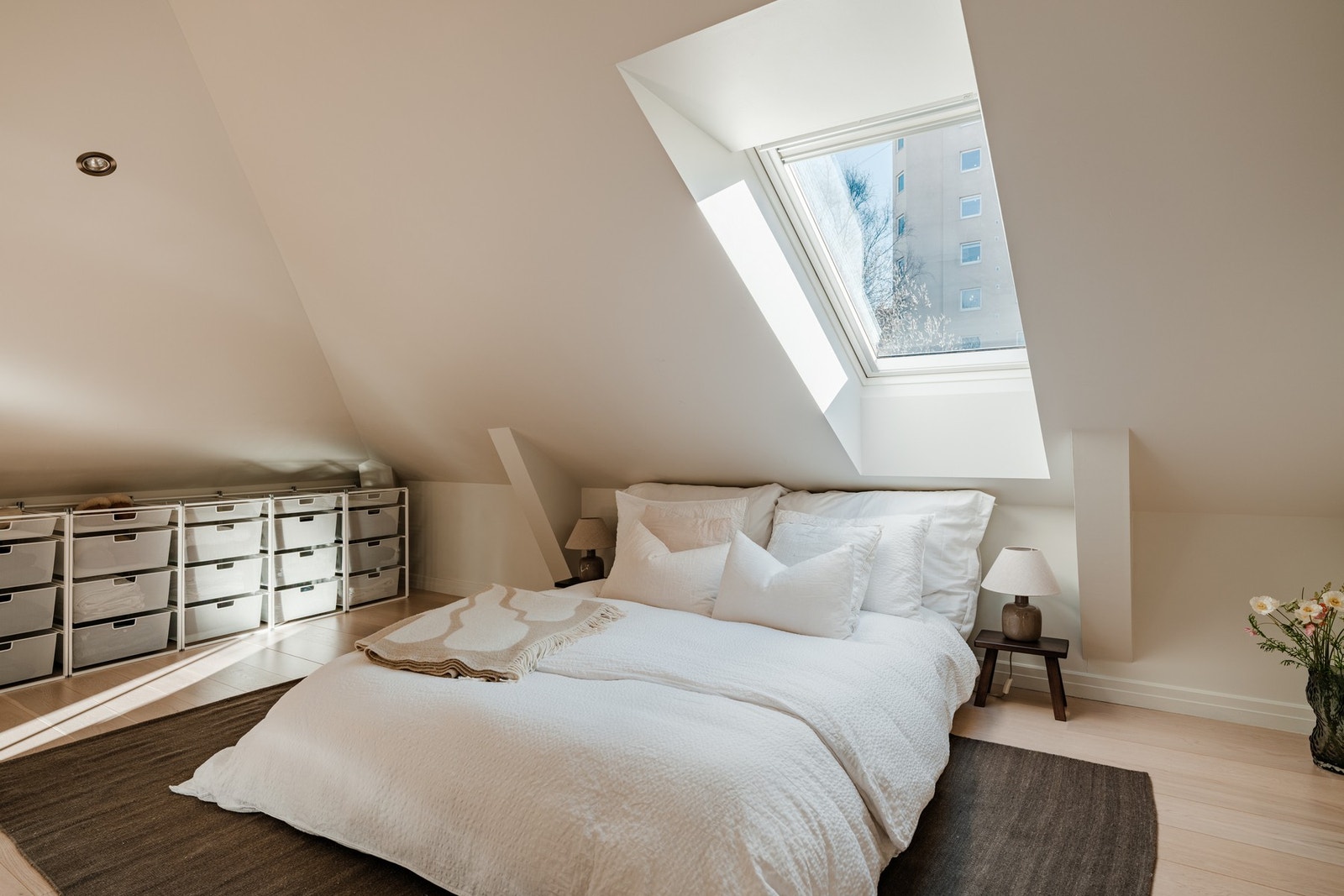 Her sover du svalt med solen som kun kommer inn på dagtid. Soverommet vender også ut mot rolig gate, og har ingen leiligheter over Galleribilde