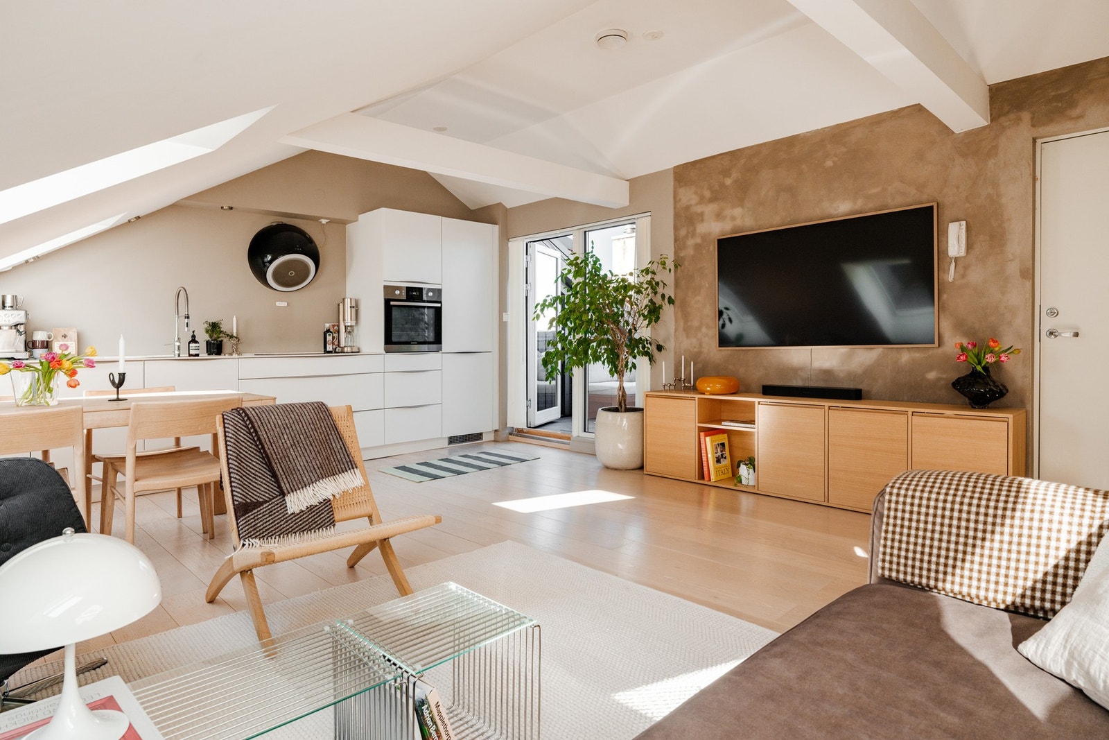 Dette er en meget lys og moderne loftsleilighet med takterrasse og flott utsikt! Galleribilde