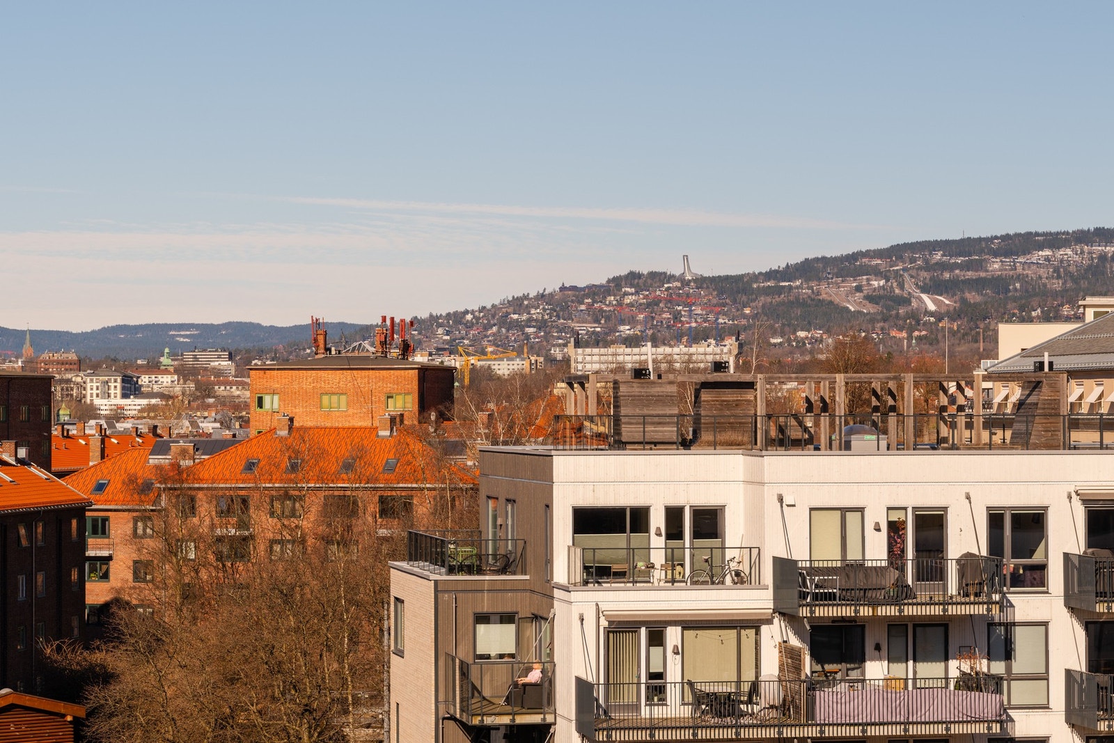 Nydelig utsikt over Oslos tak og Holmenkollen Galleribilde