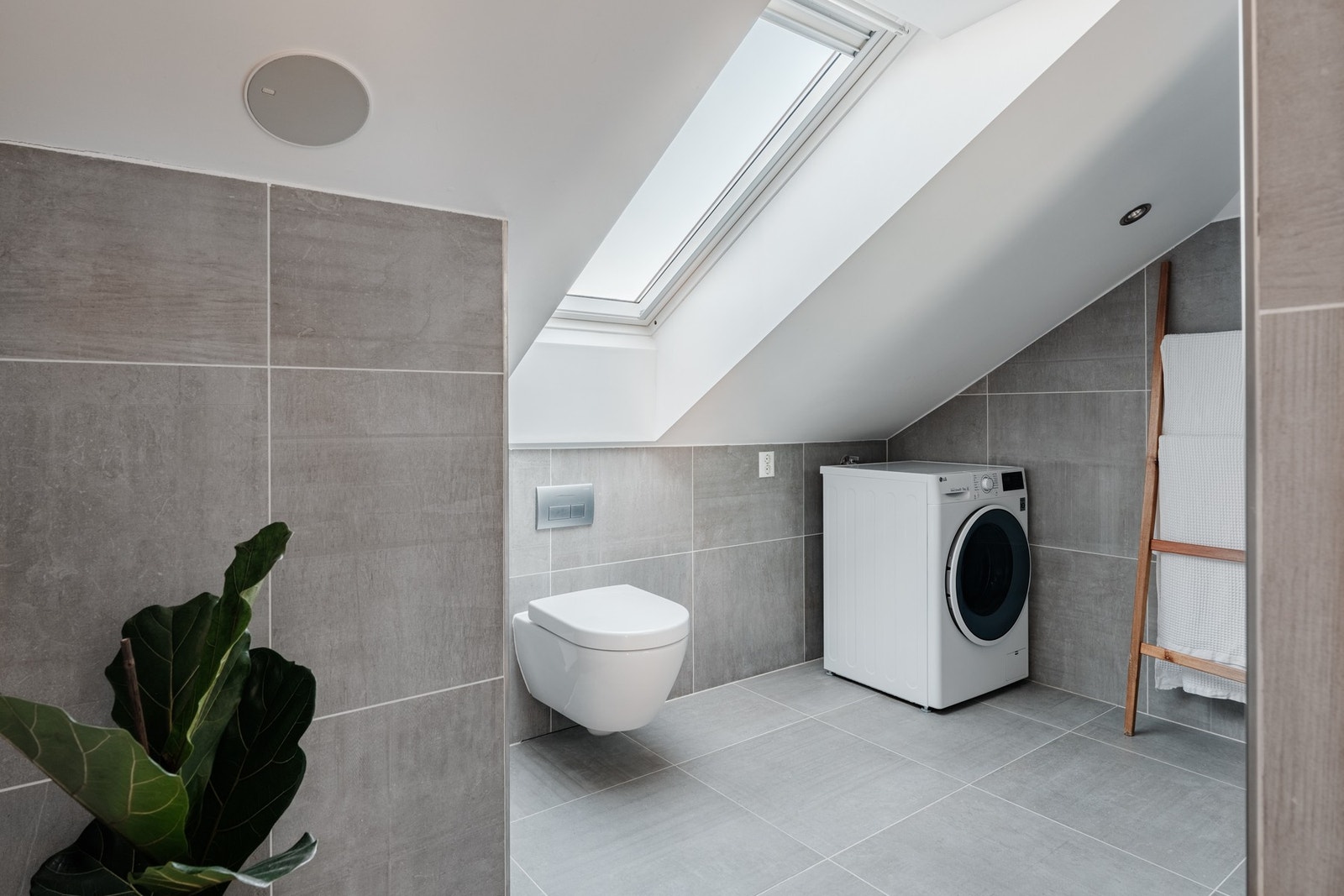 Lekkert flislagt bad med moderne store fliser. Badet har innebygde høyttalere og stedvise downlights i himlingen Galleribilde