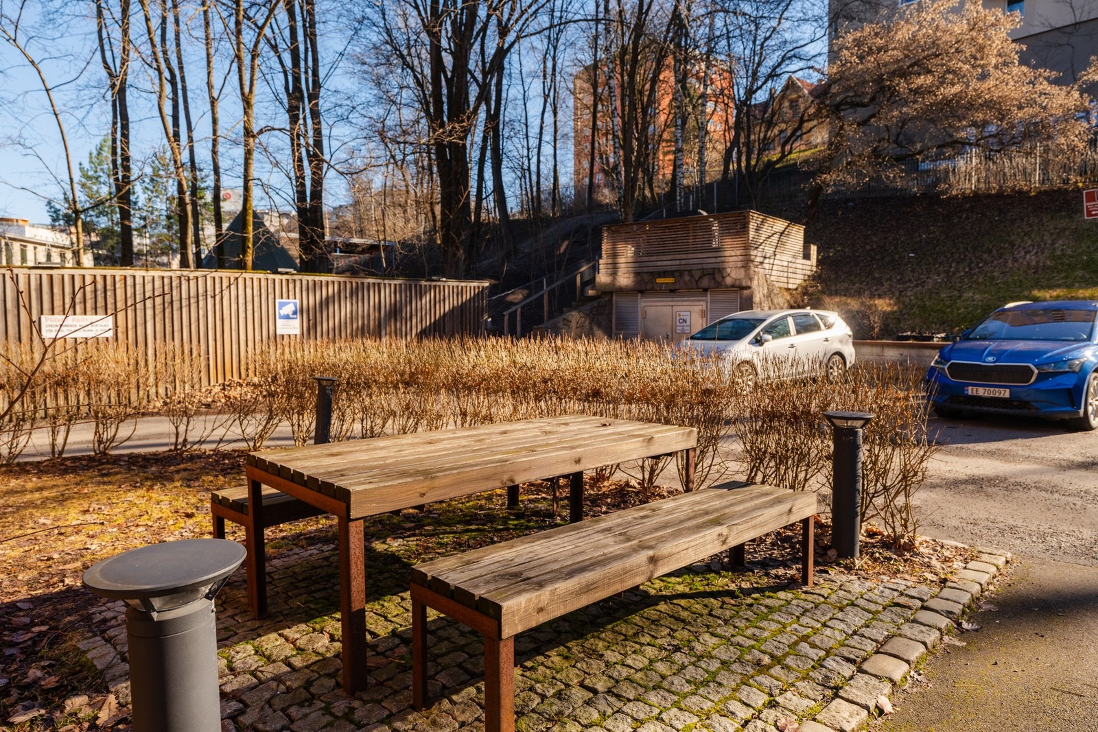 Sameiet har hyggelig felleshage med sittegrupper og brostein Galleribilde