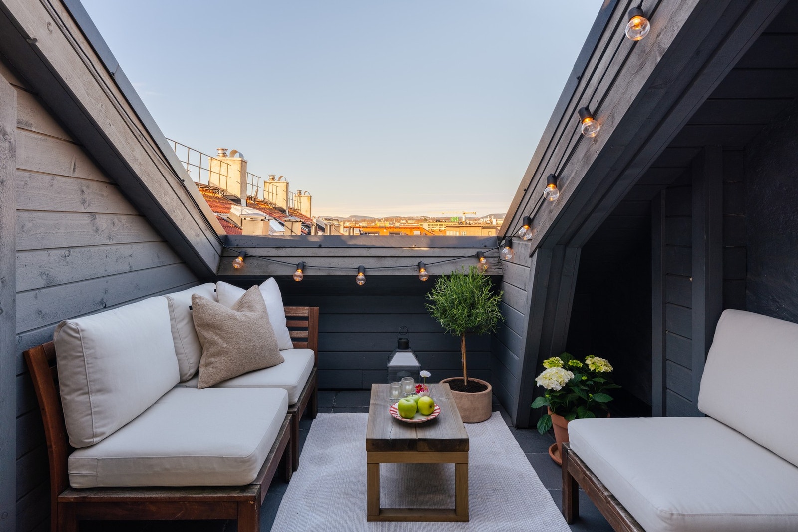 Fra kjøkkenet er det utgang til en solrik og vestvendt takterrasse med fantastisk utsikt Galleribilde