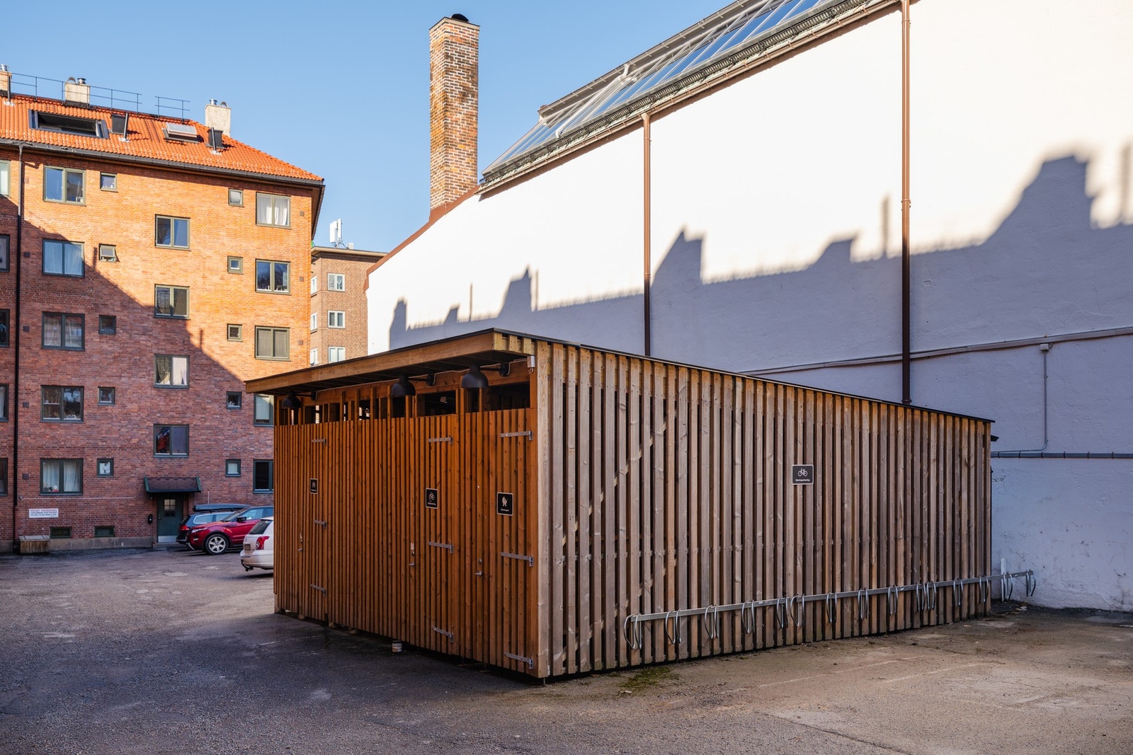 Nyere skur til sykkel og barnevognsparkering Galleribilde