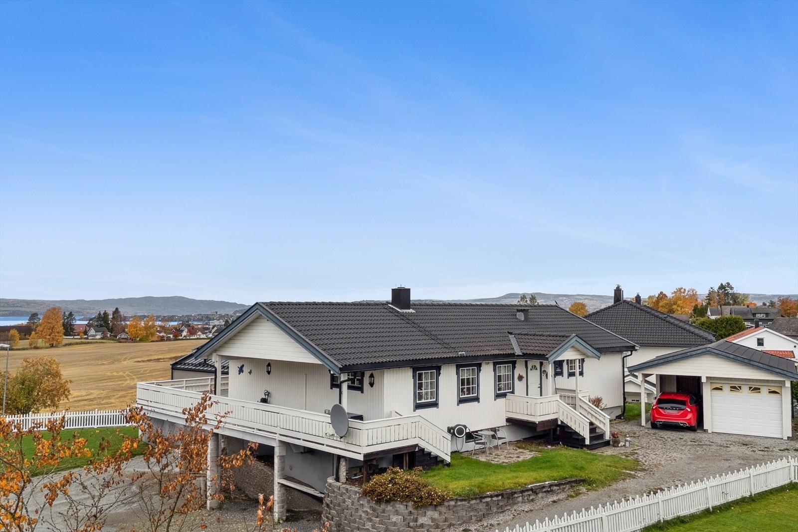 I tillegg til integrert garasje, er det en frittstående garasje på 22 m² med tilhørende carport på 11 m². Galleribilde