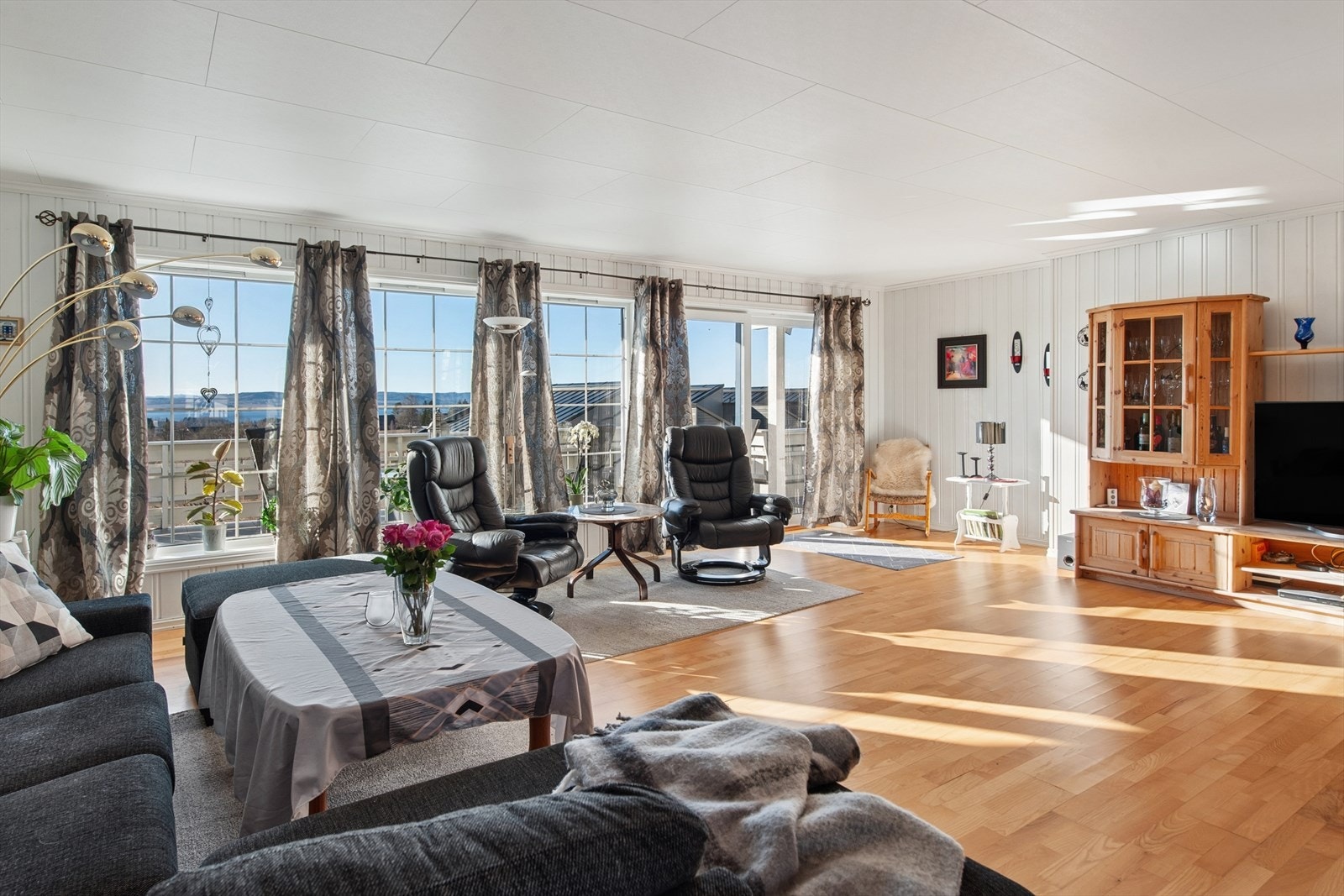 Her er det god plass til flere sittegrupper. Også stuen har behagelig vannbåren gulvvarme. Galleribilde