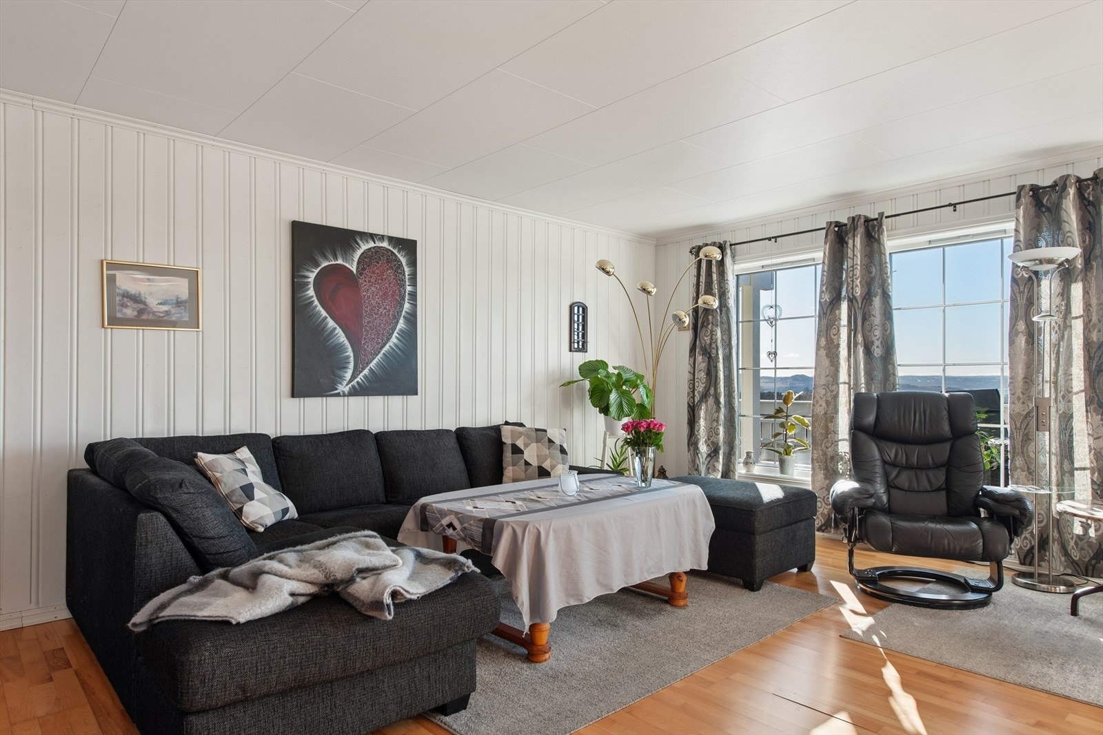 De store vindusflatene gir rikelig med lys og en følelse av nærhet til landskapet utenfor. Galleribilde