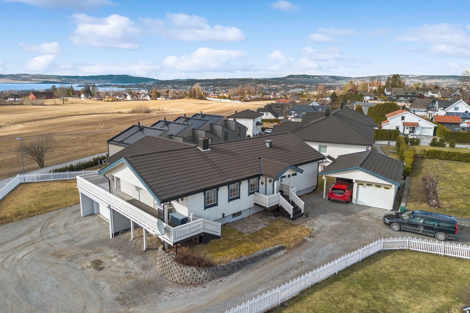 Eiendommen ligger høyt og fritt i et etablert og barnevennlig boligområde i Ottestad med Mjøsutsikt. Galleribilde