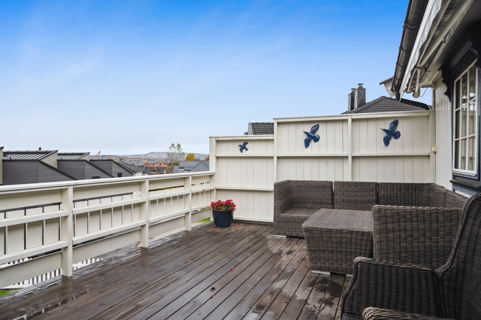 En lunere og mer usjenert del av terrassen, perfekt for en sofagruppe. Galleribilde