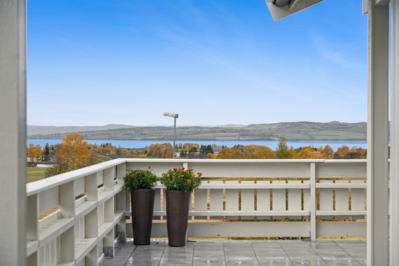 Utsikten mot Mjøsa er et flott skue året rundt. Galleribilde