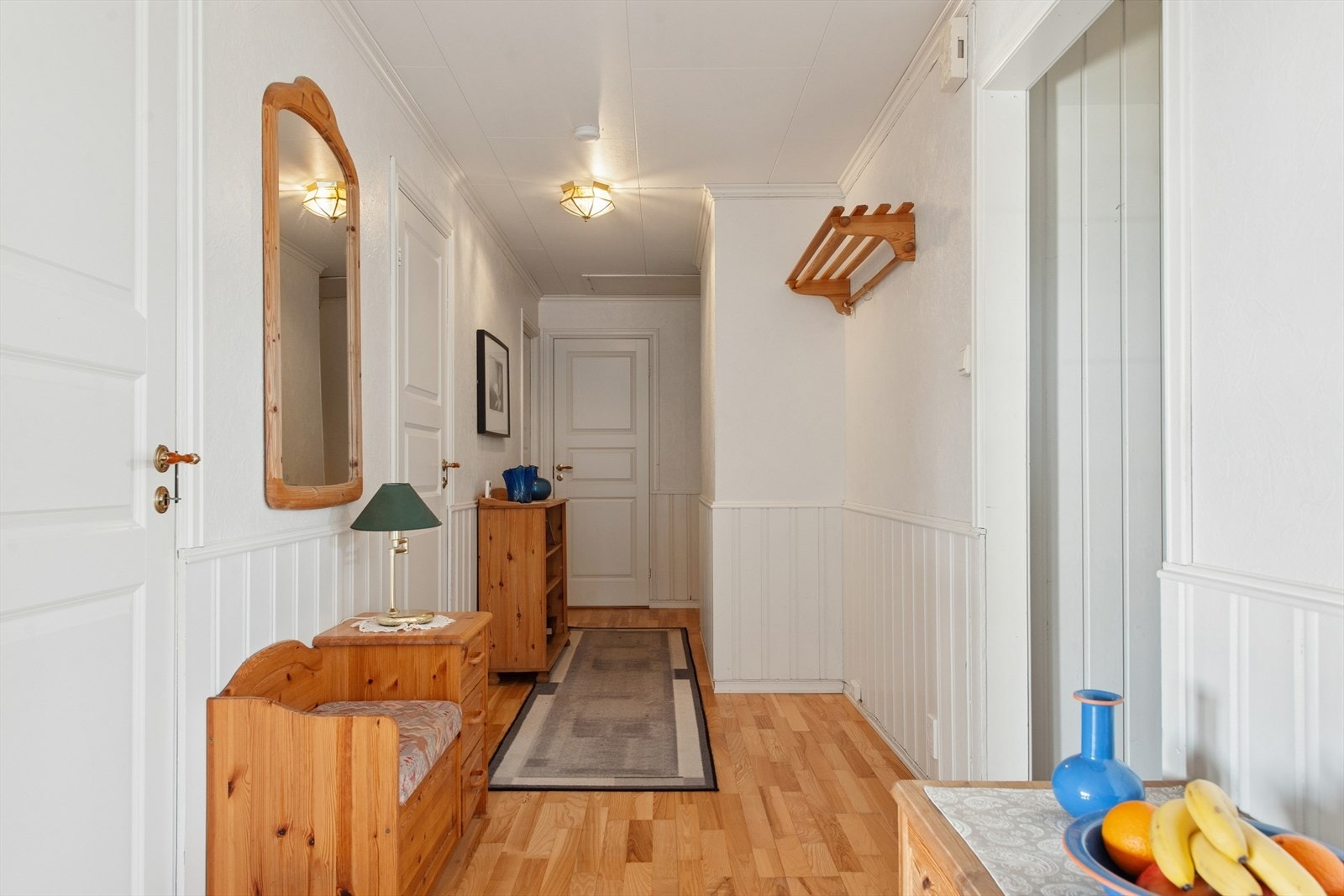 I entréen og gangen er det vannbåren gulvvarme som gir en behagelig velkomst. Galleribilde