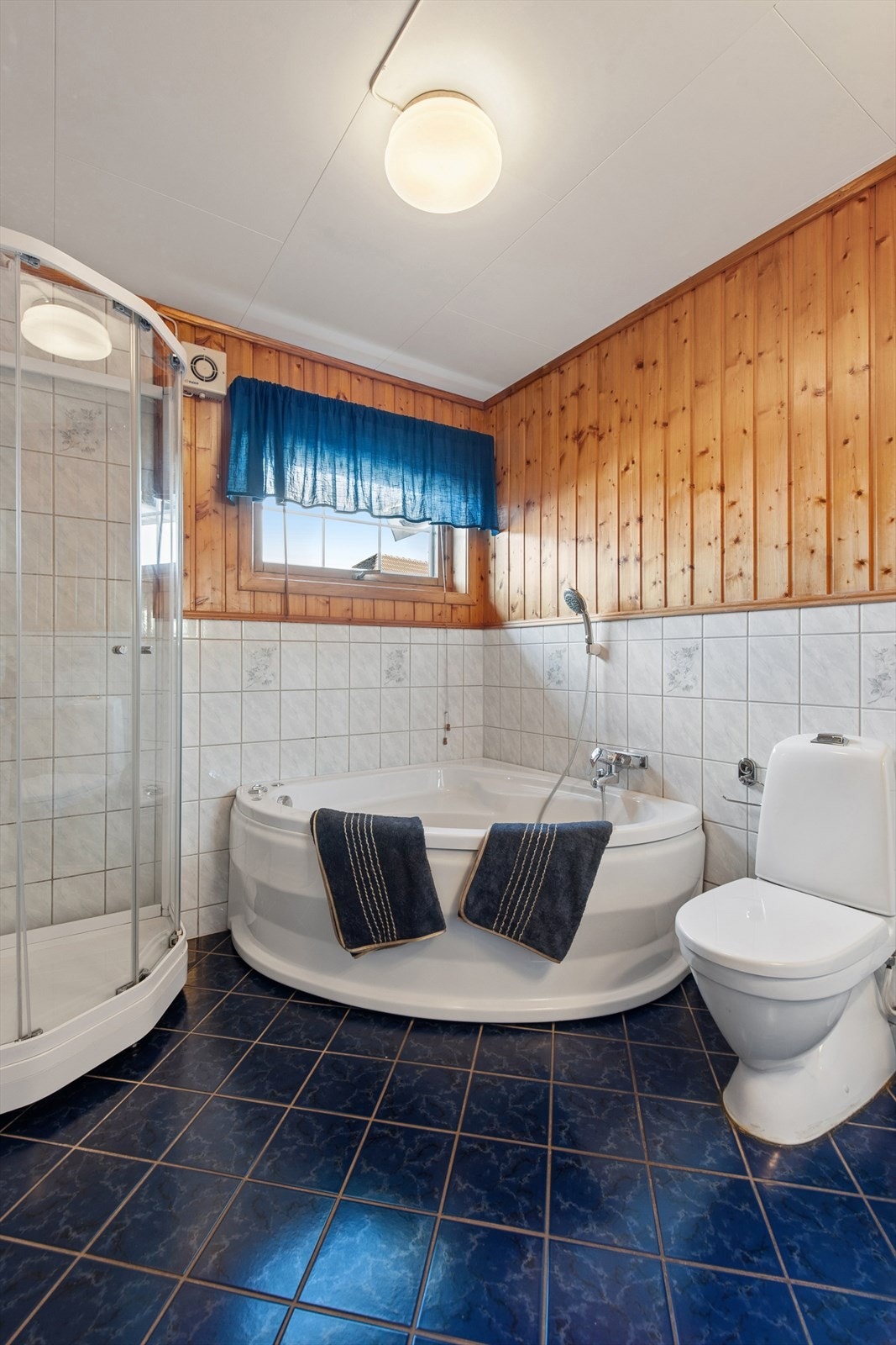 Badet er utstyrt med både badekar og dusjkabinett. Galleribilde