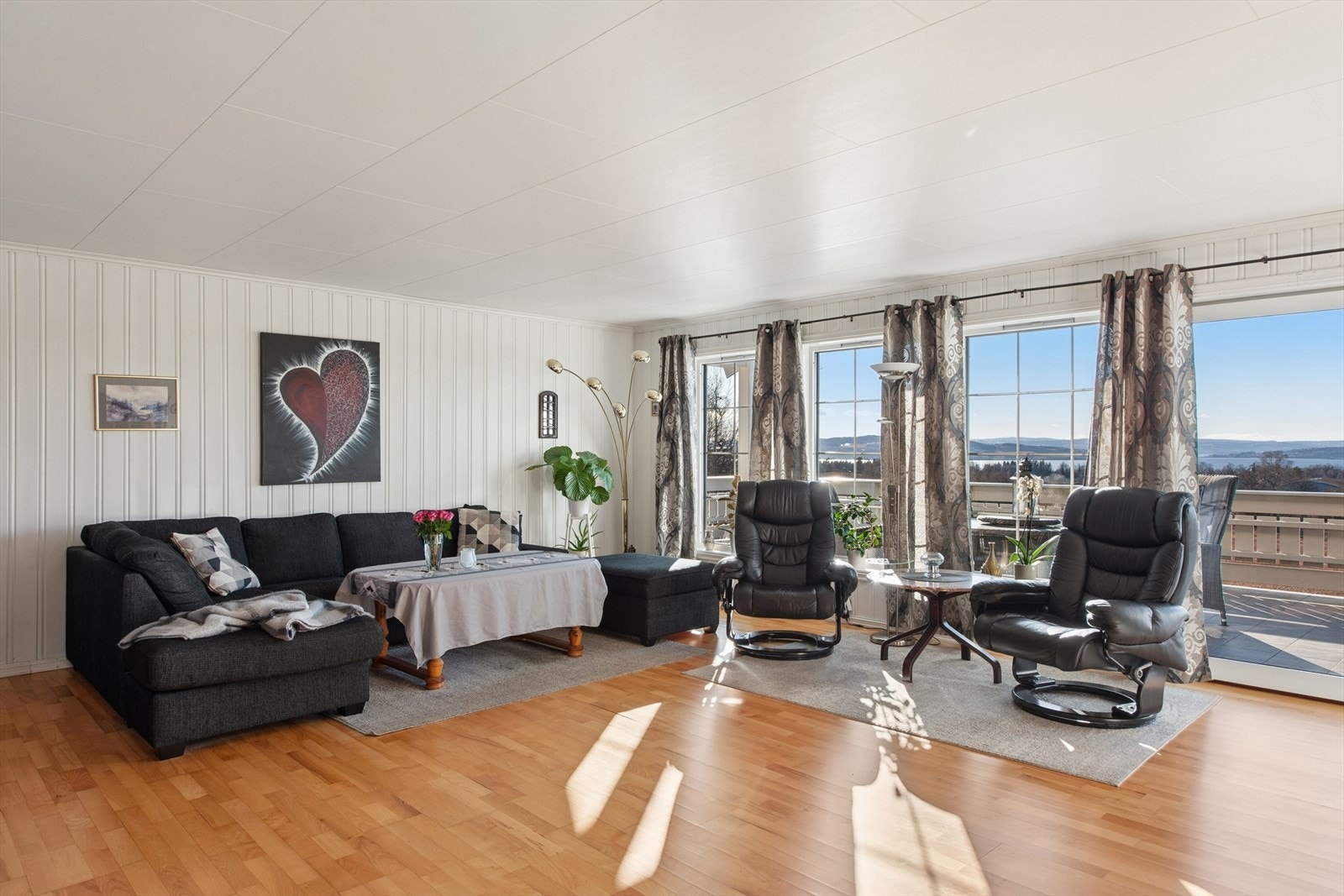 Stuen er romslig og har parkett på gulv og store vindusflater. Skyvedør med direkte utgang til terrassen. Galleribilde