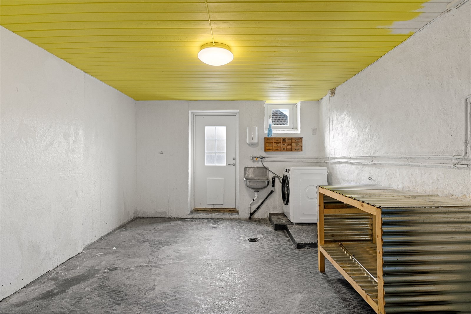 - Vaskekjeller med utgang til hage - Galleribilde