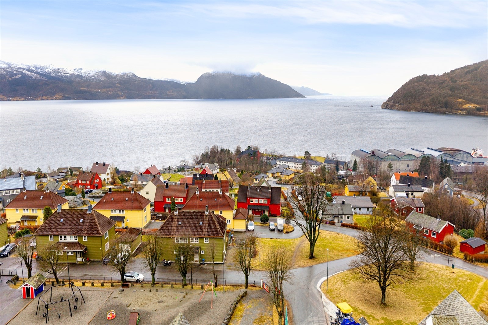 - Innen gangavstand finner du blant annet Ålvik skule og barnehage, treningssenter, dagligvarebutikk og frisør, samt øvrige servicetilbud. - Galleribilde