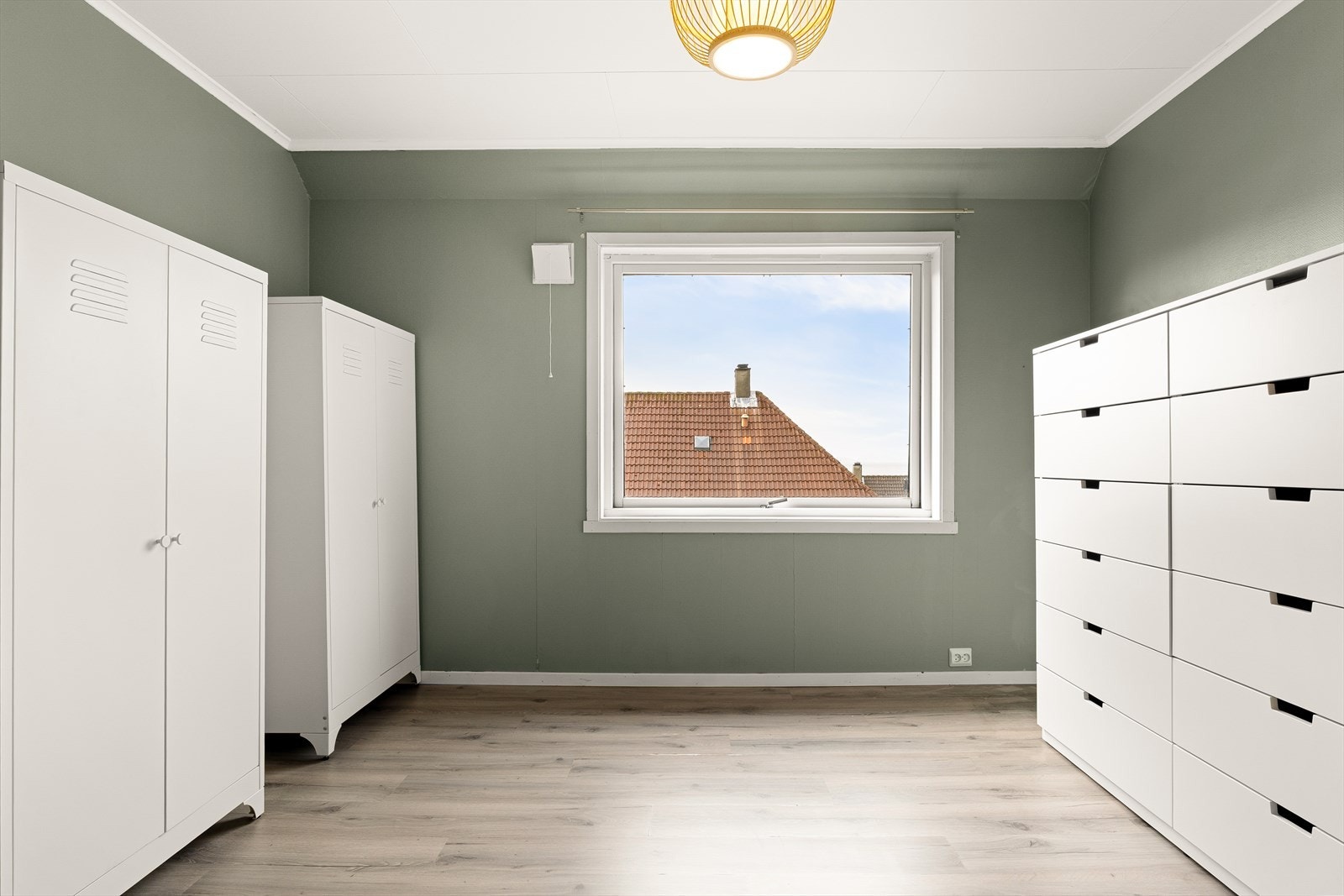 - Hovedsoverommet på 14,1 m² gir rikelig plass til ønsket møblering - Galleribilde