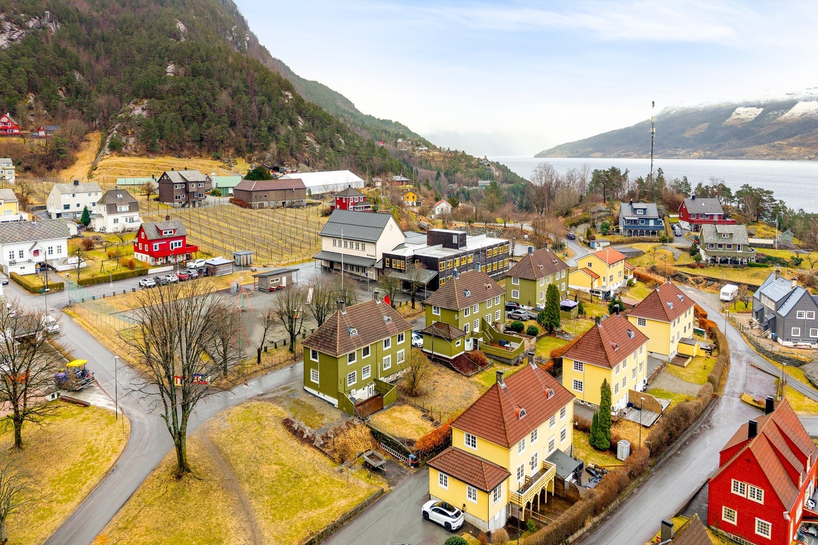 - Eiendommen har en god plassering i området, med fine solforhold og utsikt mot det vakre fjellandskapet rundt. Nærområdet byr på gode muligheter for friluftsliv året rundt, med turstier, fjellterreng og sjø i umiddelbar nærhet. - Galleribilde
