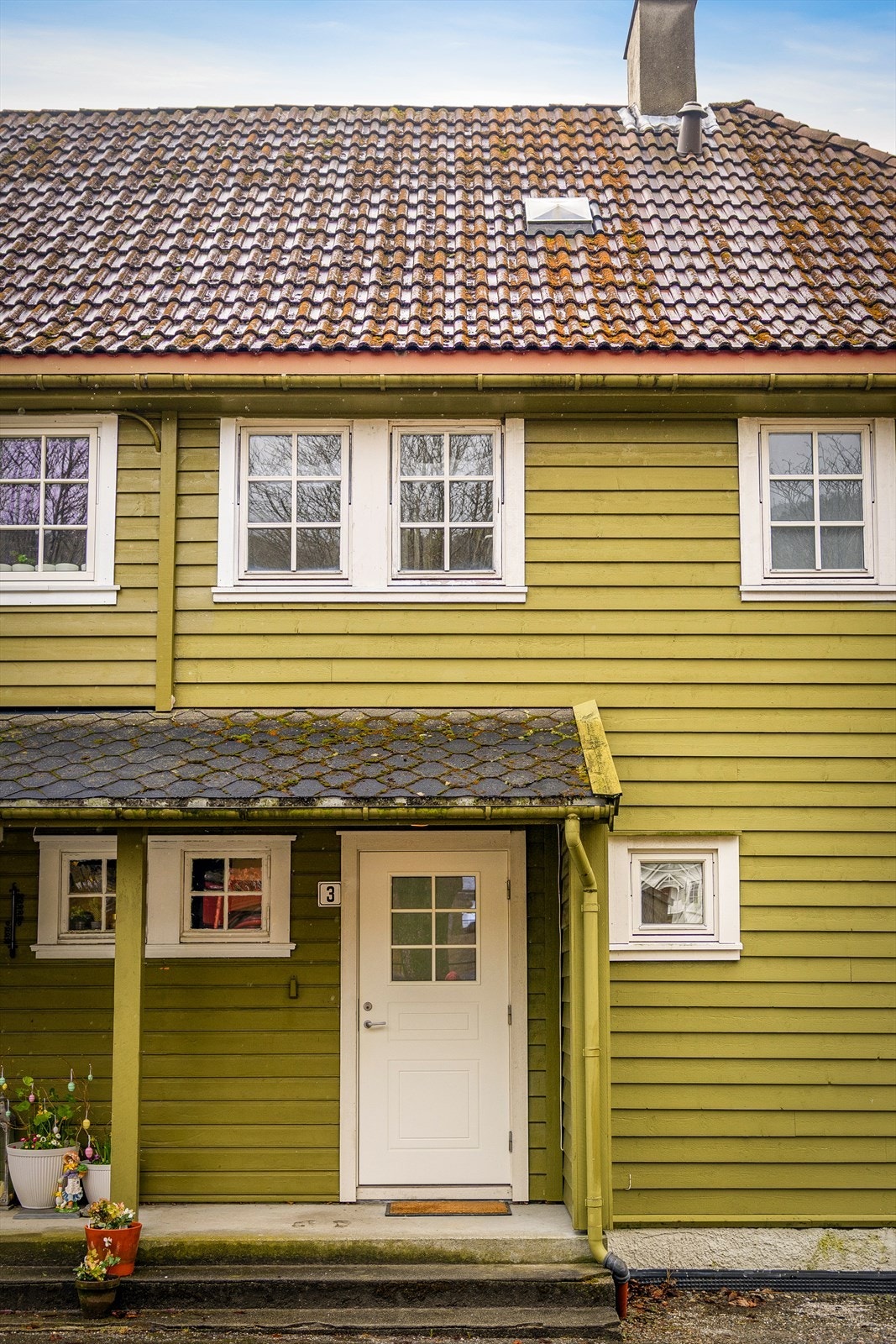 - Sentral og attraktiv beliggenhet i Ålvik, med kort vei til det meste av daglige behov. Boligen ligger i et rolig og etablert boligområde som er særlig godt egnet for barnefamilier. - Galleribilde