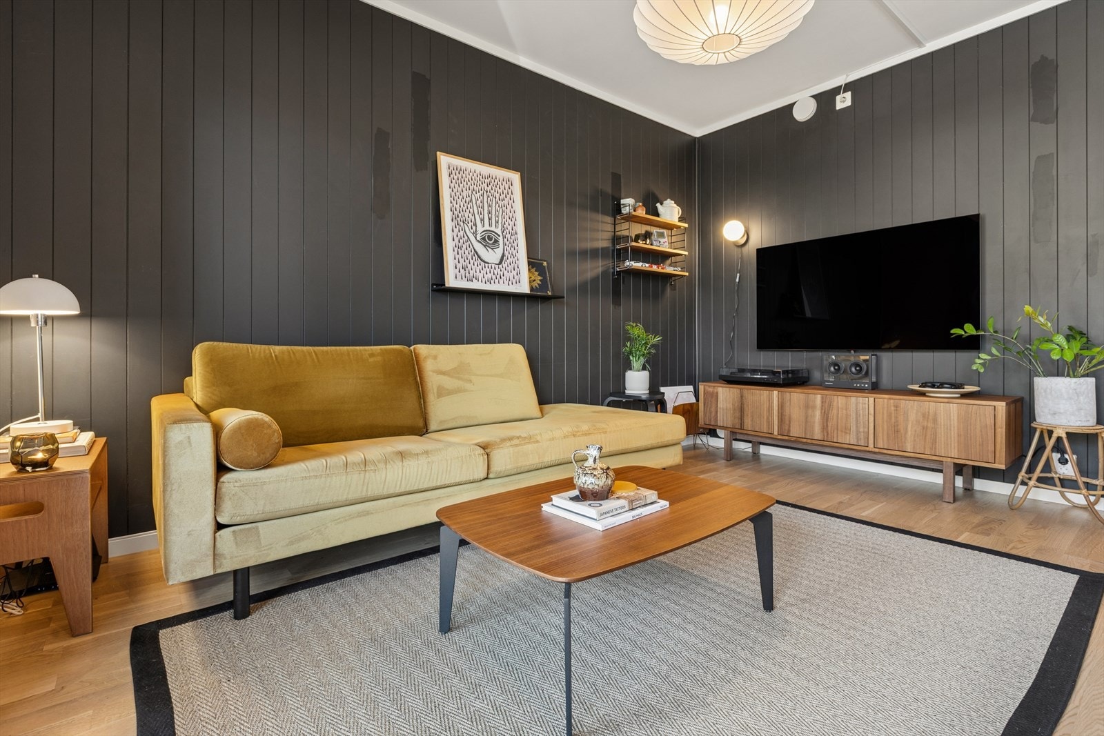 Romslig stue som har plass til en sittegruppe og tv eller annen innredning. Galleribilde