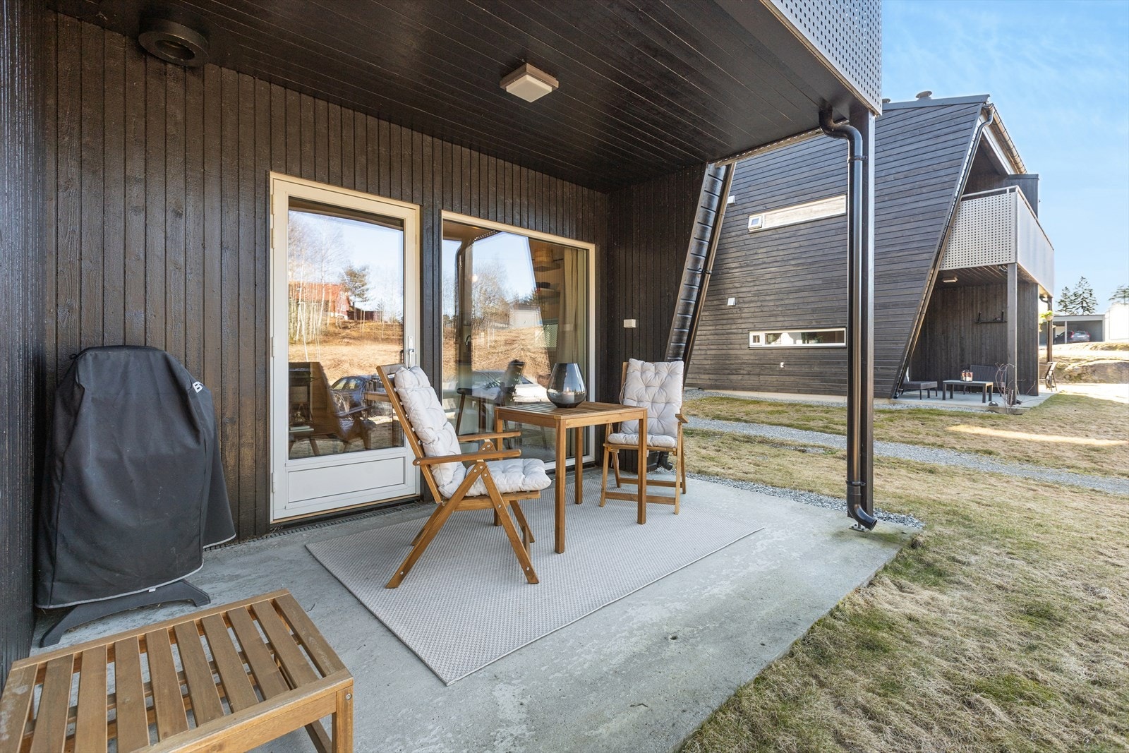 Vestvendt terrasse med god plass til utemøbler og grill. Galleribilde