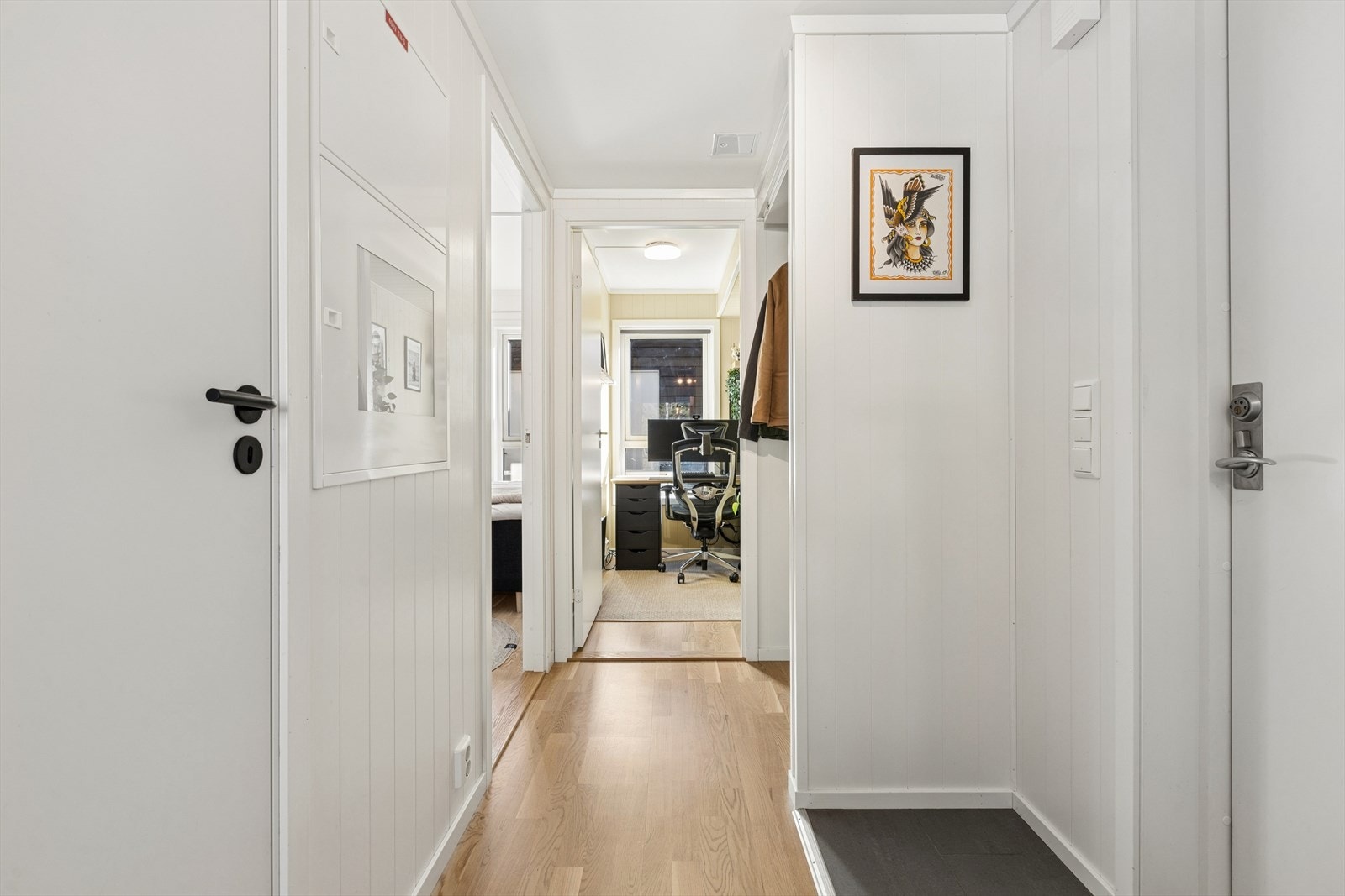 Romslig og lys entré hvor du kan ta av yttertøy og sette bort sko. Galleribilde