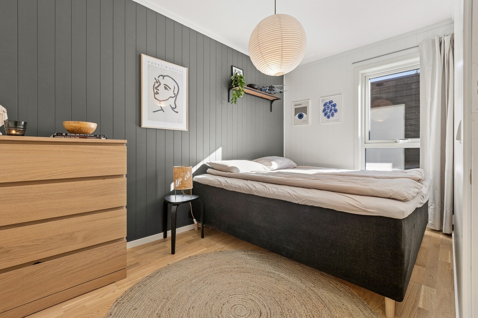 Romslig soverom som har god plass til dobbeltseng, kommode eller skap eller annen innredning. Galleribilde