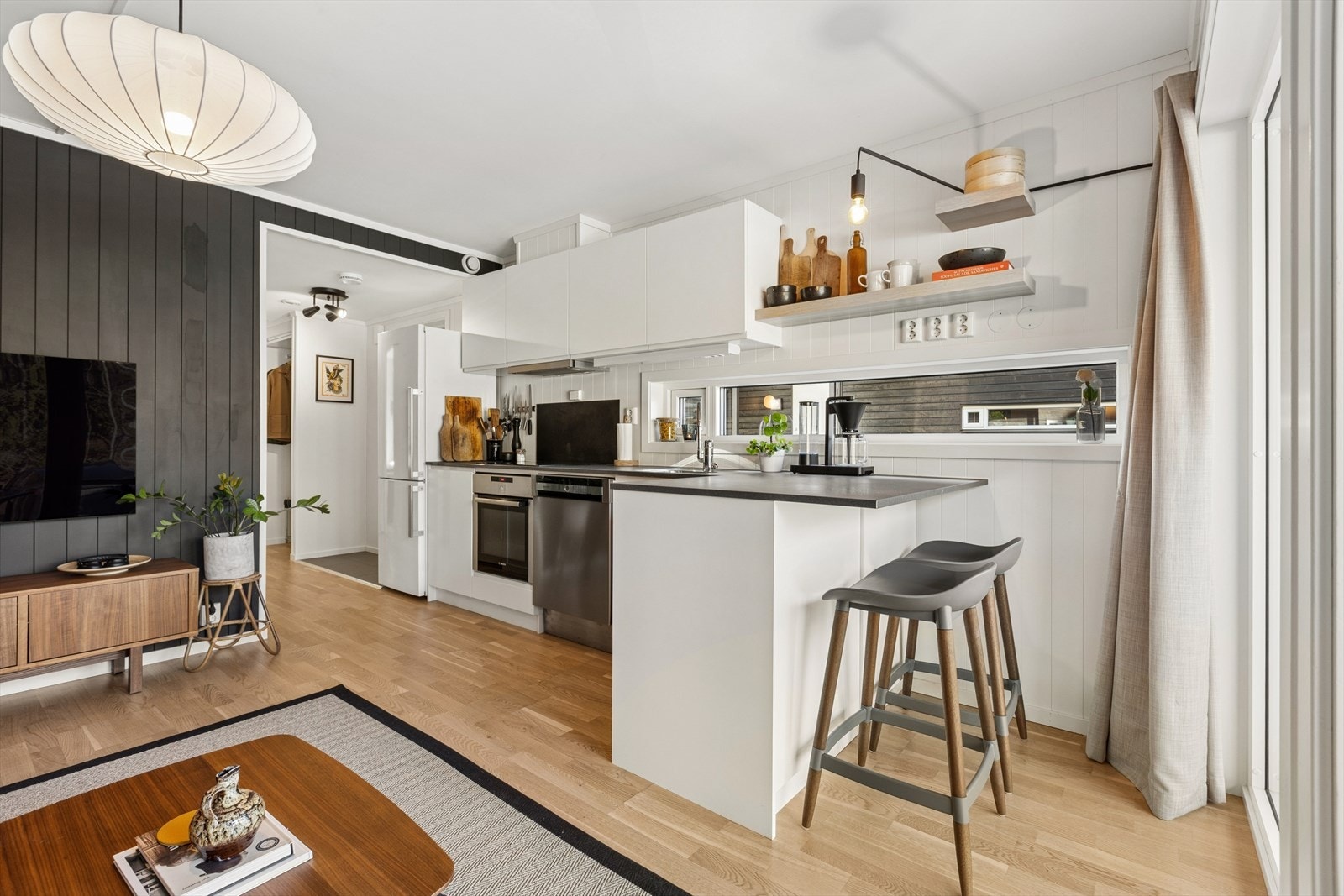På slutten av kjøkkenbenken er det satt flere barstoler, dette er et perfekt sted å nyte frokost og morgenkaffen. Galleribilde