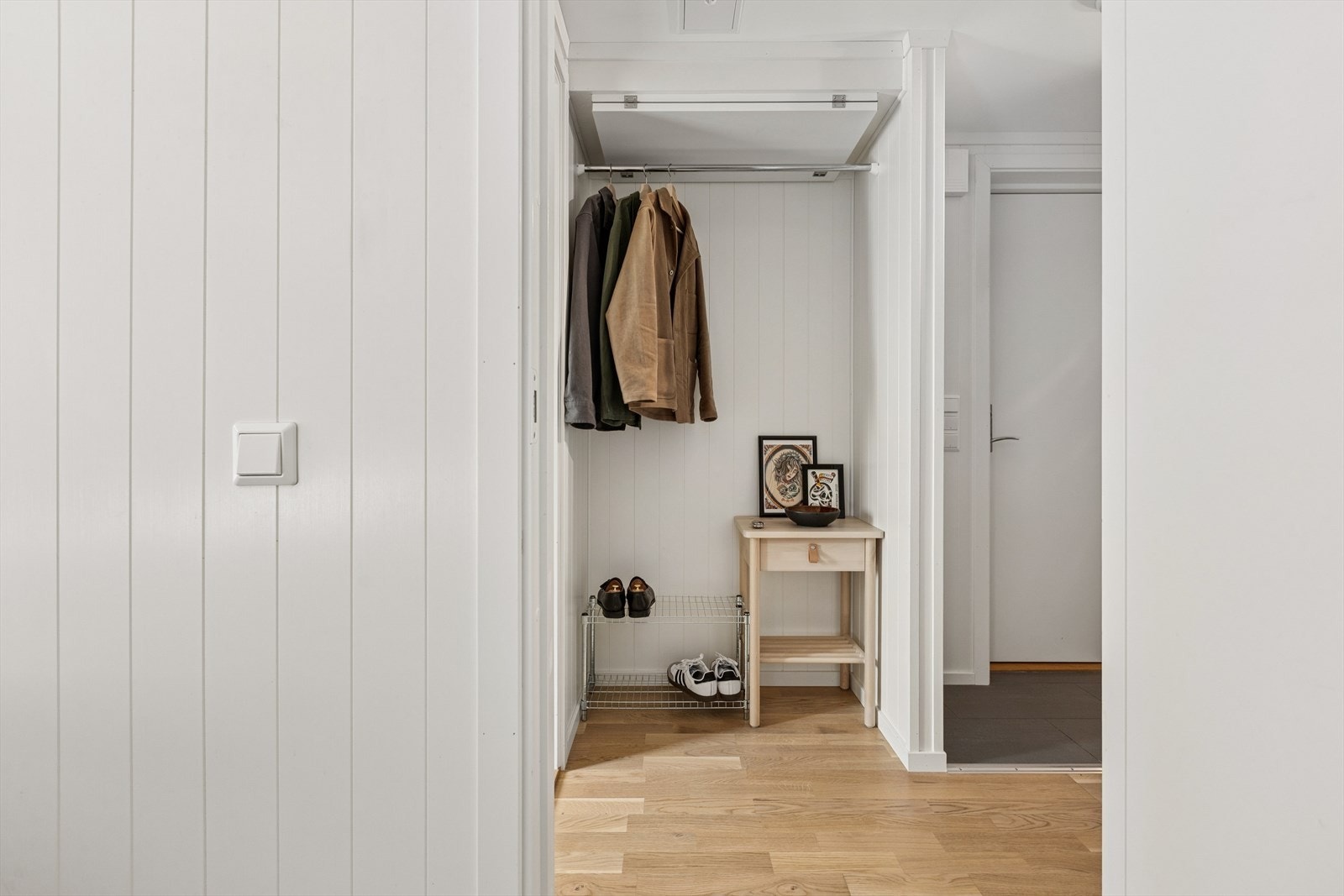 I inngangen er det mulig å henge av seg jakker og yttertøy. Galleribilde