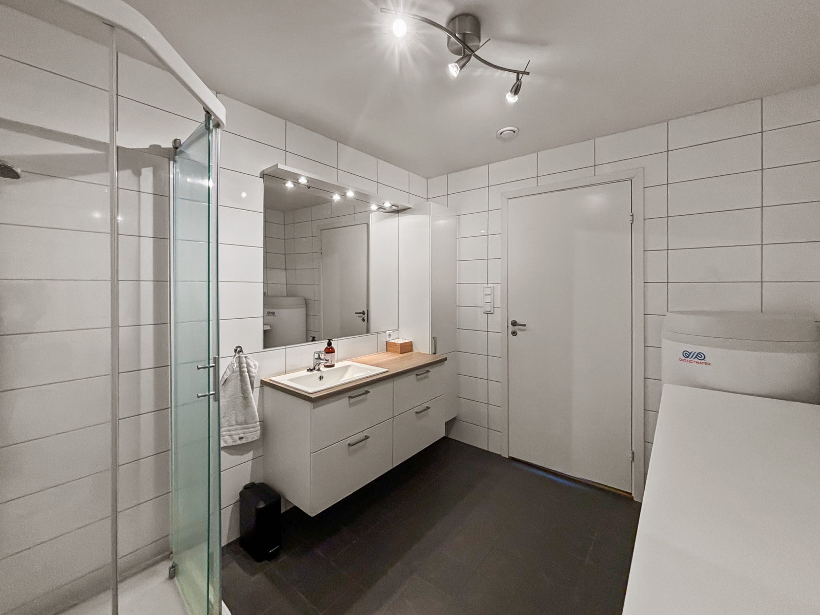 Badet er romslig med opplegg til vaskemaskin og tørketrommel, Galleribilde