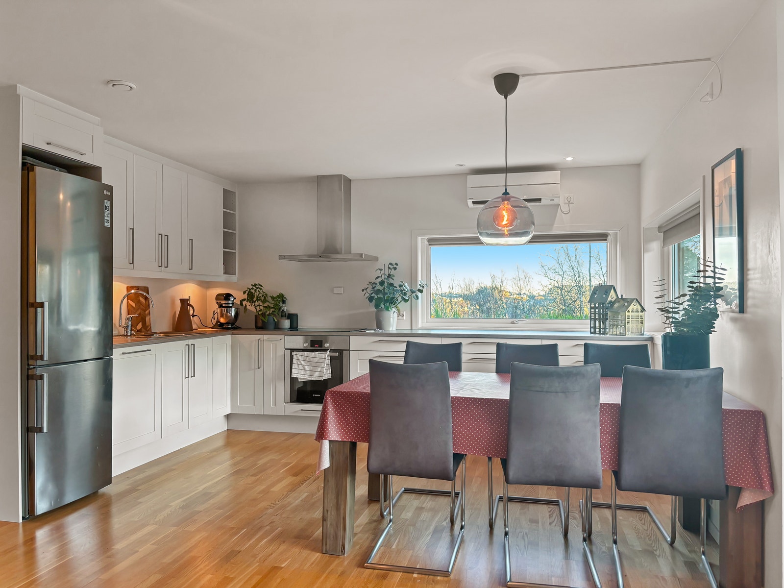Kjøkkenet er er lyst med grå benkeplate.
Her har du også god plass til spisegruppe. Galleribilde