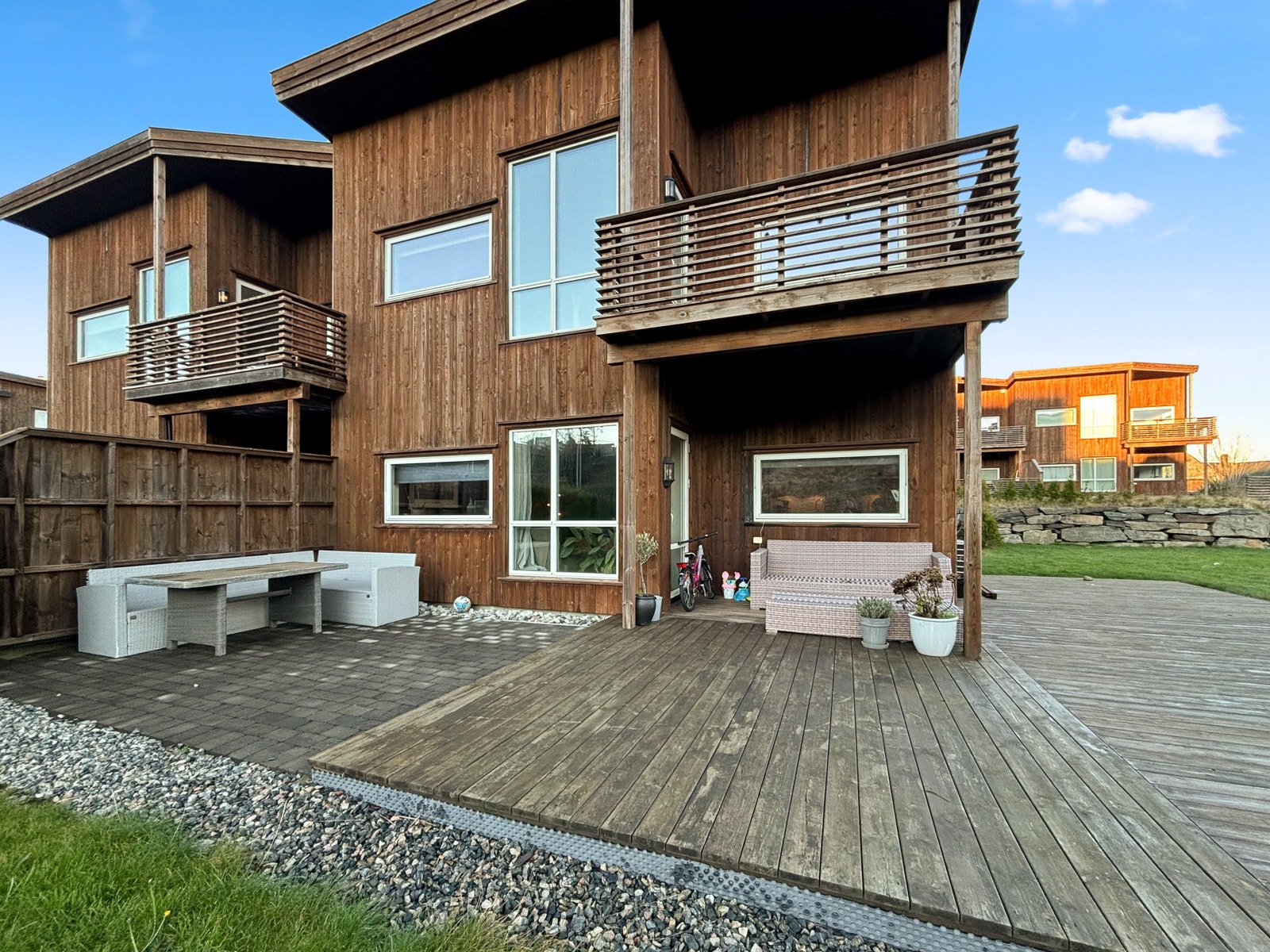 Leiligheten ligger i først etasje og har egen terrasse. Det medfølger også egen parkeringsplass i carport. Galleribilde